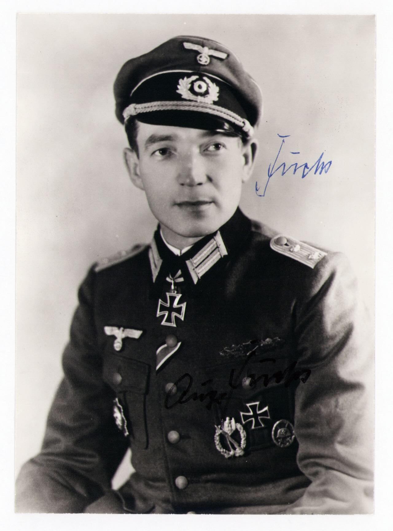 小驴勋章奖章收藏4月4日周六晚六点拍卖（珍爱和平，收藏战争，铭记历史，勿忘国耻，忠党爱国。有偿代拍，送拍规则在简介最后，参拍须阅读规则后再参拍，关系到运费包装发货时效真假辨别等关键信息，拍卖时不再发原图，看大图店主微信码在拍卖店铺介绍里） 东普鲁士保卫战只带步兵干爆10辆t34-85 August Fuchs战后爱克发水印纸正面双亲签