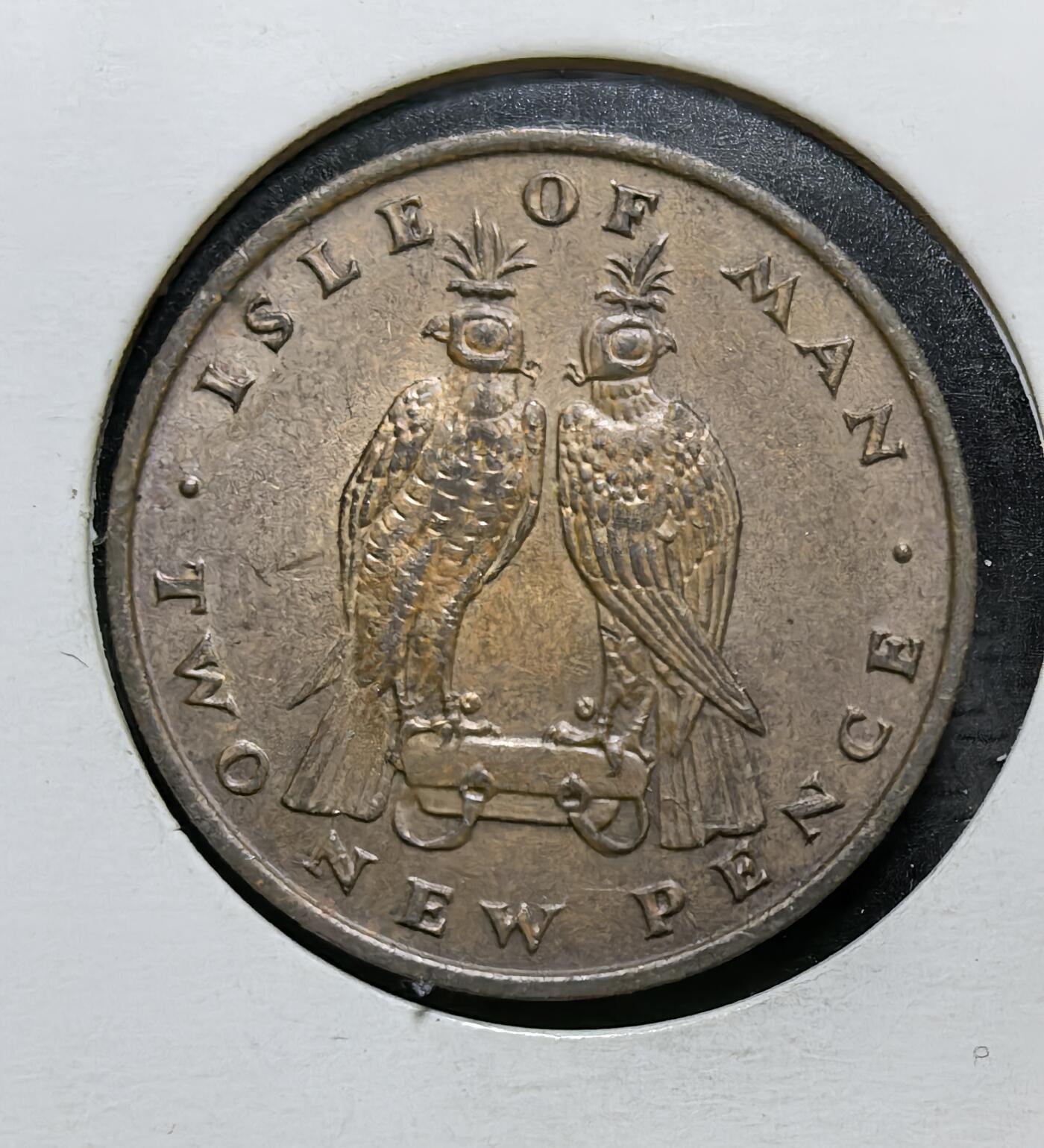 外国优质银币克朗币纪念章，每周六晚九点倒数截拍，满百包邮可寄存，持续收拍 马恩岛1975 年2 新便士铜币。正面为伊丽莎白二世，背面是两只猎隼，体现马恩岛作为英国自治领地的独特文化与历史象征，也是其 Decimalization 时期的经典货币。