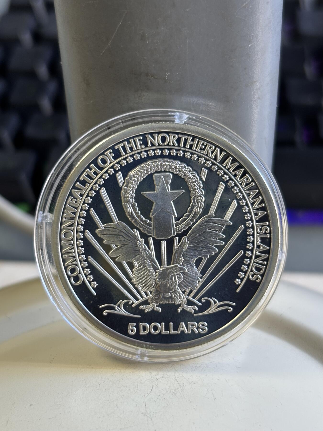 第196期拍卖 北马里亚纳2005年5元麦田圈激光幻彩精制纪念银币，925银，发行1200枚，25克，塑料盒有裂痕，有氧化