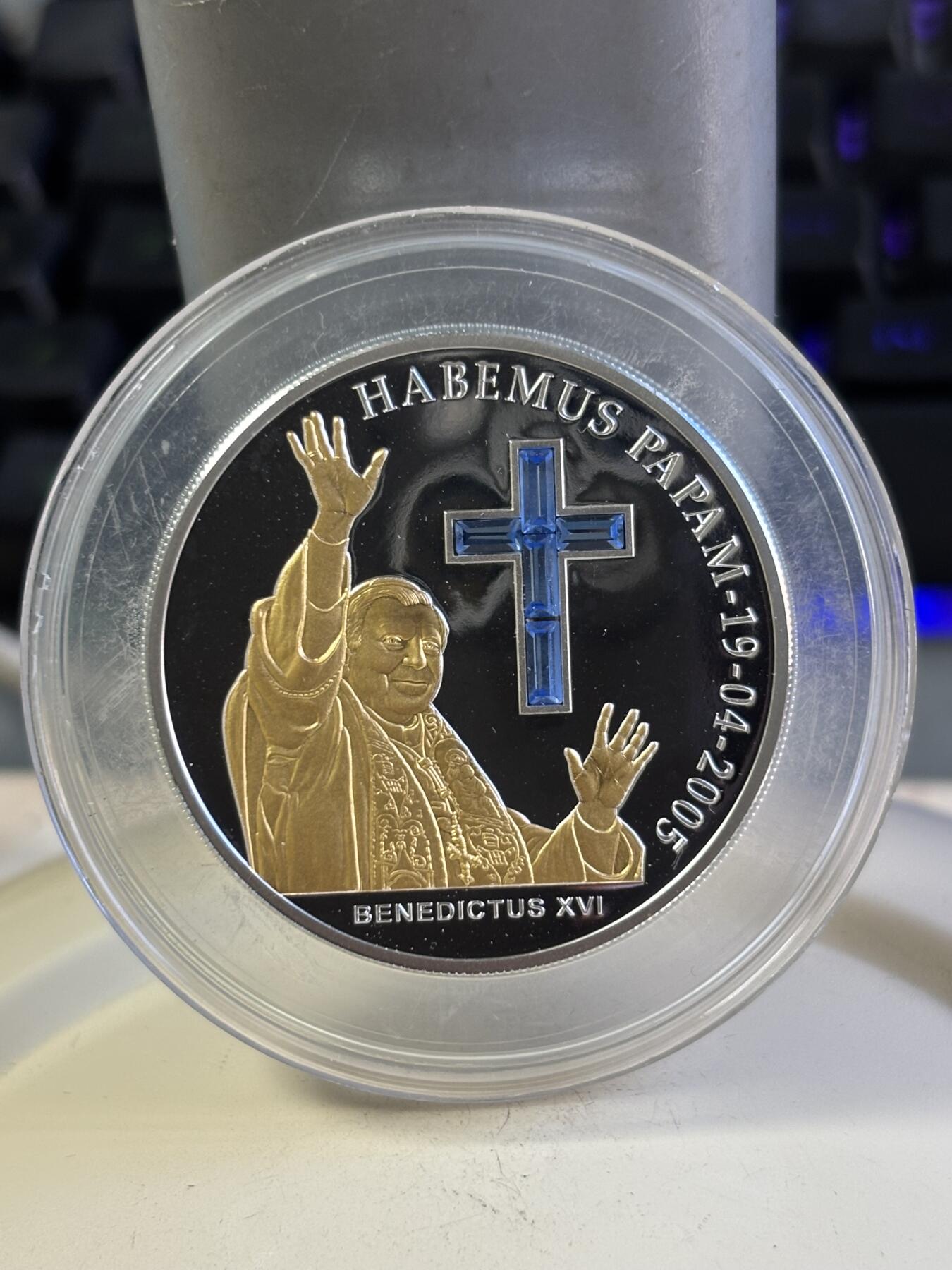 第196期拍卖 安道尔2005年梵蒂冈加冕镀金镶水晶银币，925银镀金，25克，塑料盒有瑕疵