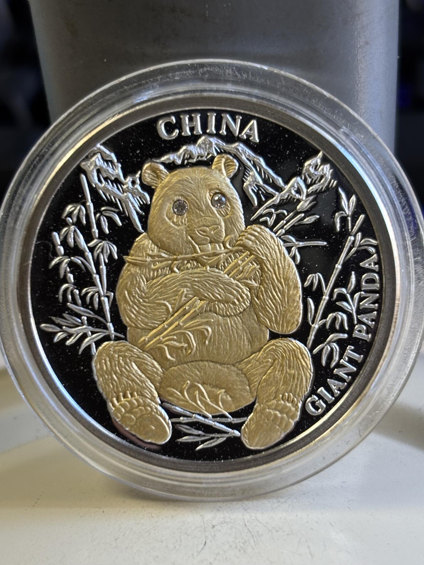 第196期拍卖 利比里亚2004年珍稀动物系列中国大熊猫镀金镶钻石银币，999银，20克。38毫米，5000枚，塑料盒有瑕疵