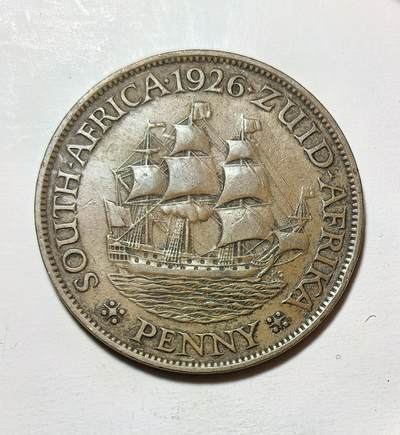 外国优质银币克朗币纪念章，每周六晚九点倒数截拍，满百包邮可寄存，持续收拍 - 南非联邦1926年1 便士铜币，正面为乔治五世国王像，背面是荷兰东印度公司帆船，是英联邦自治领南非的双语（英 / 阿非利卡语）流通币，见证了南非殖民史与本土认同。