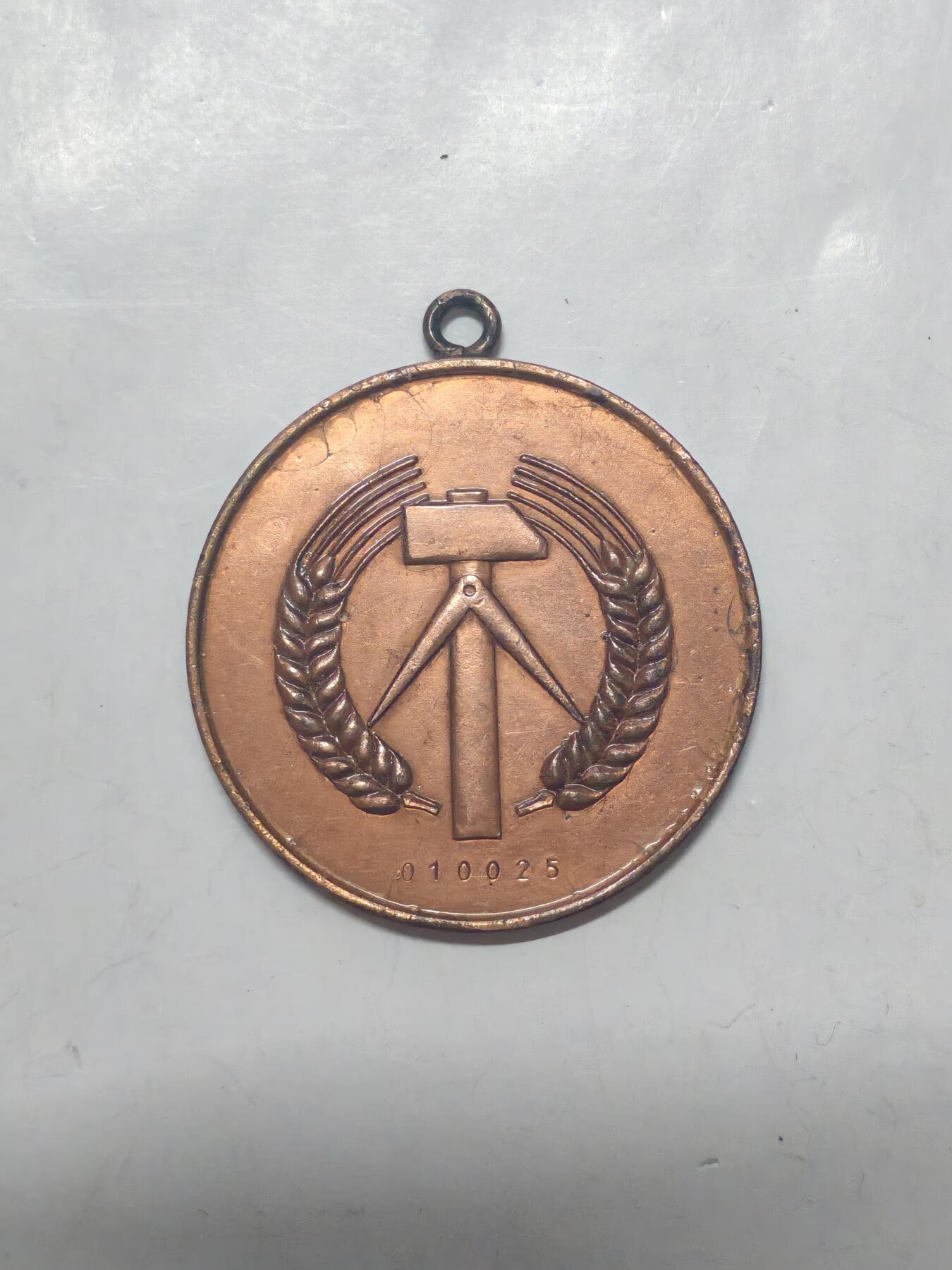 韵星假日军品类拍卖第51期  -- Rimey Holidays Militaria Auction 51 民主德国铜级人民军忠诚服务奖章 极早期无国徽版本 比后期章体大一圈 带编号 稀少