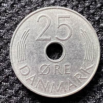 锦色铺子的潮玩第10期 🌸🌸🌸无佣金🌸 🌸🌸   - 丹麦 1986年 25欧尔  23mm左右 玛格丽特二世 中孔铜镍币 品相如图