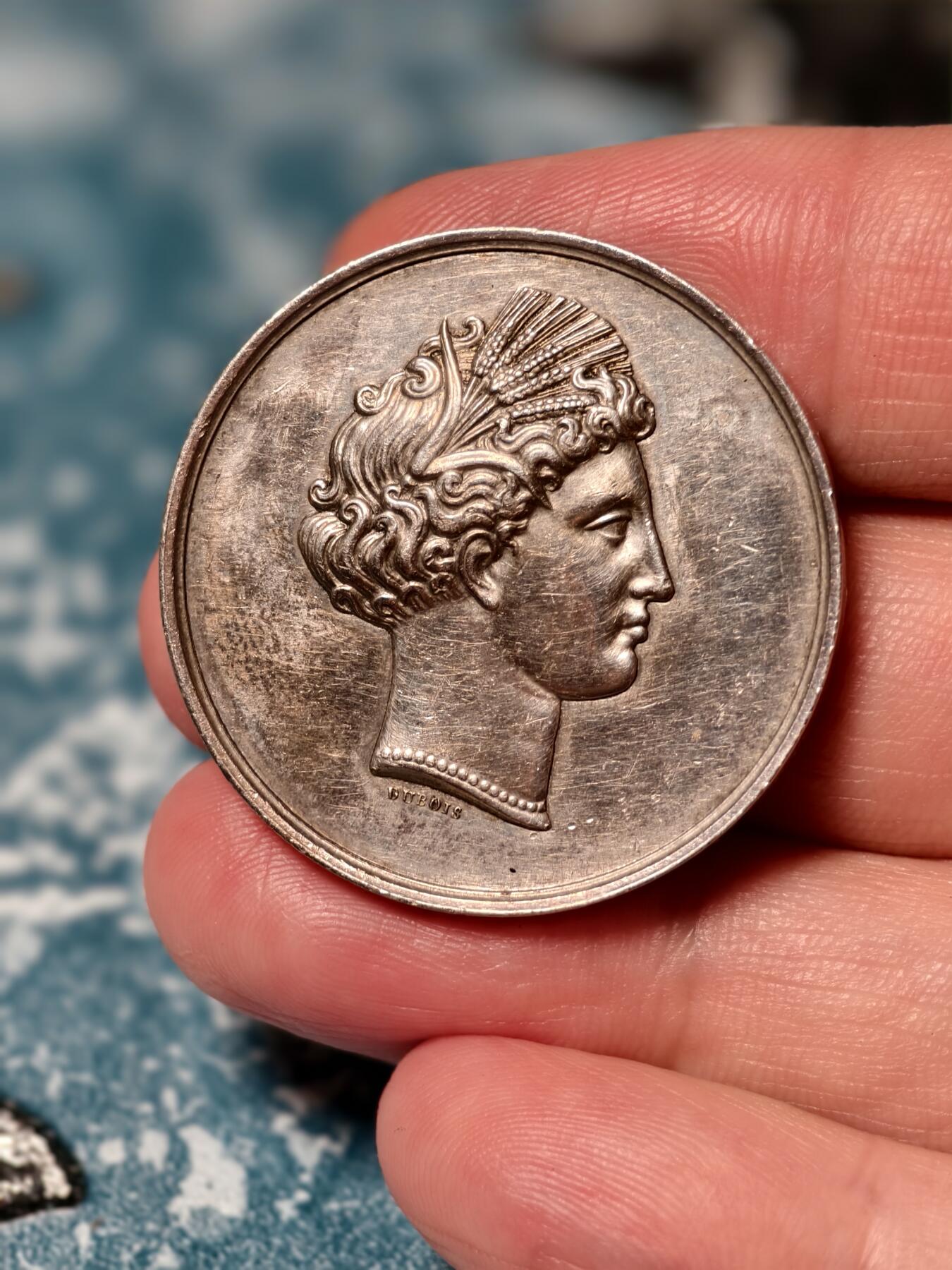 抚柳草堂-第二十二期章牌钱币  奖章勋章 满百包邮 放漏专场 1850法国地方农业竞赛银质奖章 二共时期 法国19世纪著名章牌雕刻师 Dubois作品 早期手指边铭 950银重17.1g 背面有划 边道一处轻微磕碰 