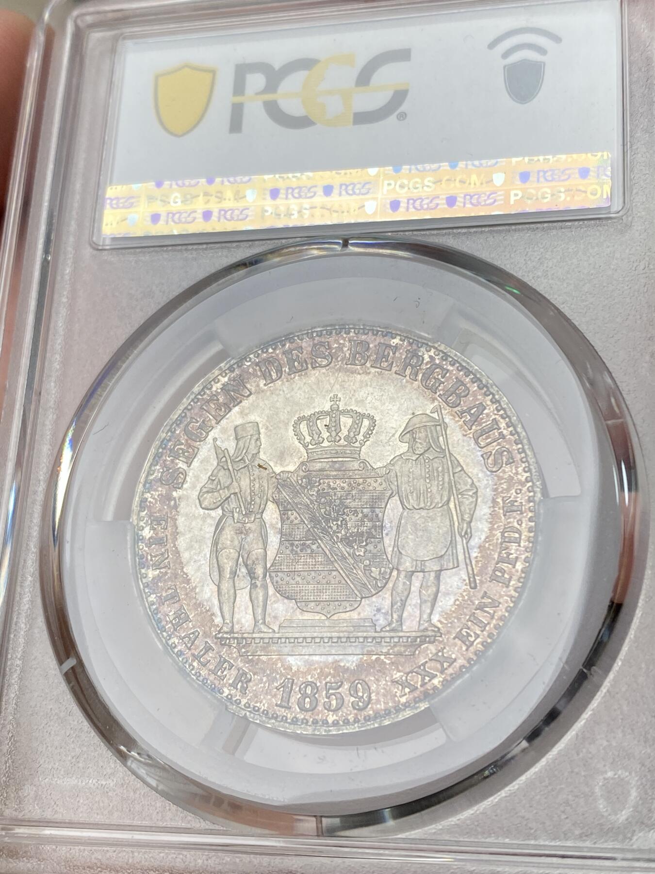 万国钱币拍卖第064期 PCGS MS61 1859年德国萨克森矿业祈祷流通1泰勒 早期经典双矿工护盾系列 极具特色的玫瑰环彩令人过目难忘