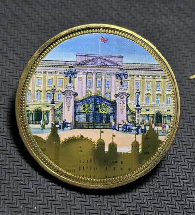 外国优质银币克朗币纪念章，每周六晚九点倒数截拍，满百包邮可寄存，持续收拍 - 镀金英国王室主题纪念币，镀金彩印工艺，四大联合王国象征纹章 + 白金汉宫全景，是英伦王室文化、英国地标收藏的经典佳品