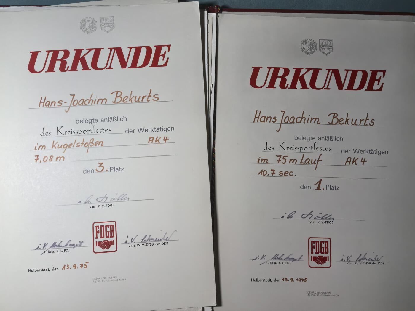 盛世勋华——号角文化勋章邮票专场拍卖第312期 东德歌德奖金获得者 功勋饲养员称号获得者 汉斯-约阿西姆·贝库尔兹所获荣誉 各种荣誉证书奖状 约30张 