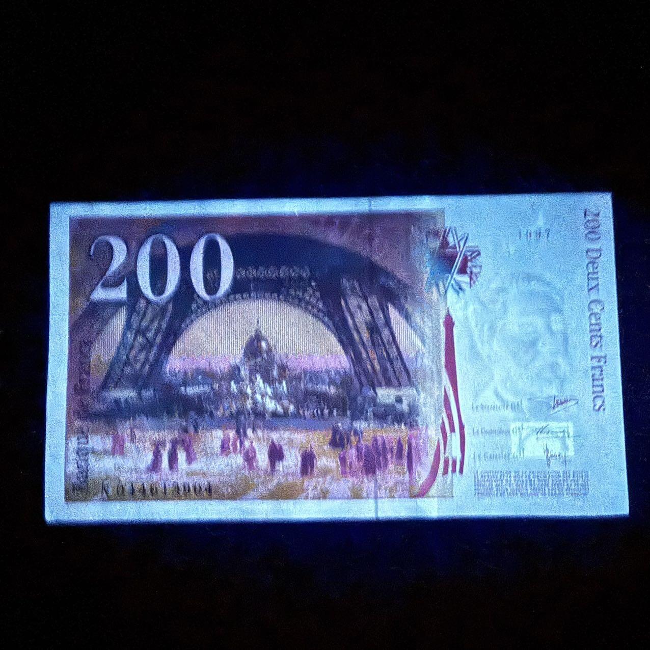 第17期  法国1997年200法郎 全新unc- 背面灯下有潮斑