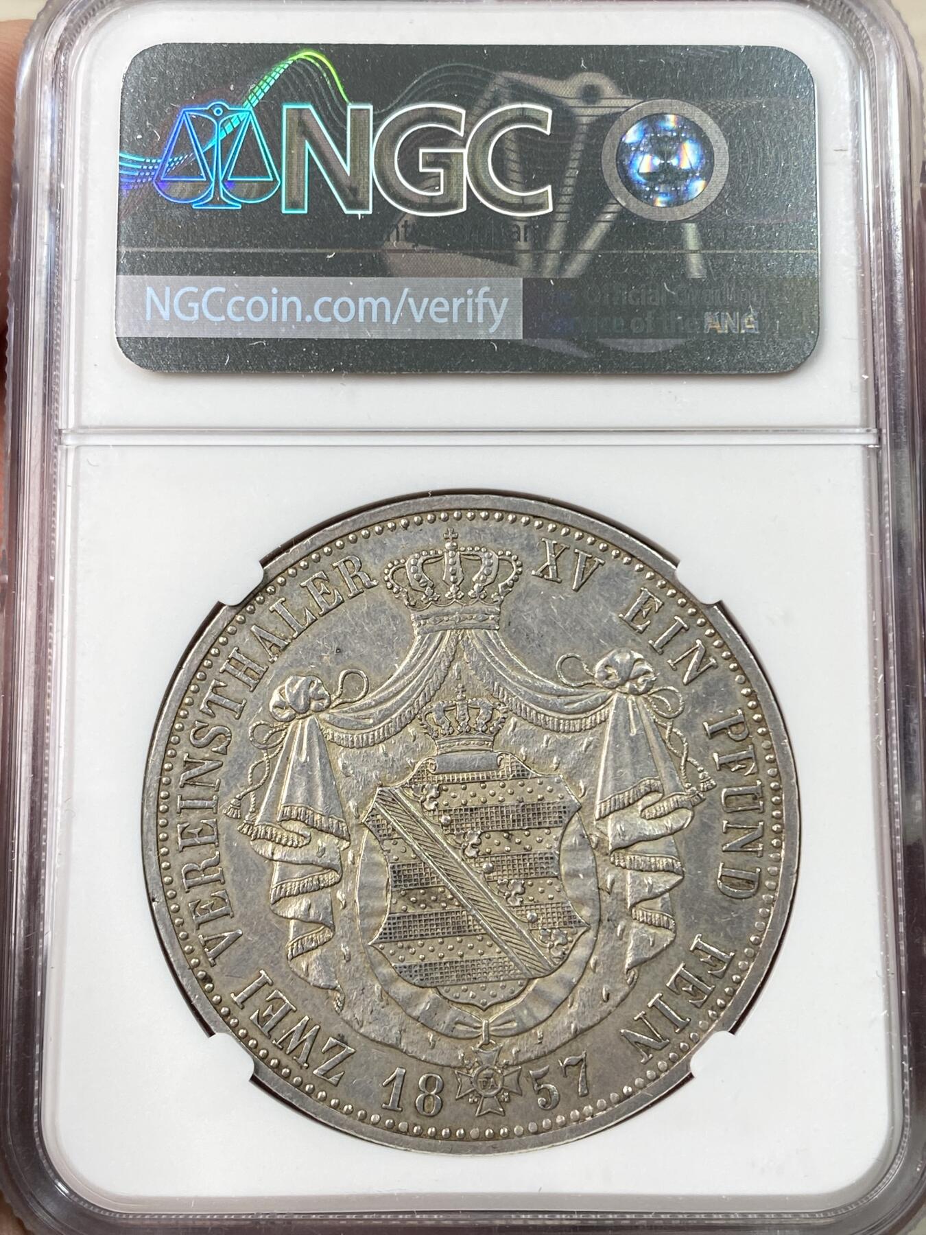 万国钱币拍卖第064期 NGC AU58 1857年德国萨克森约翰五世大纹章2泰勒 充分流通品种 开山年份初打状态 原味淡彩极美