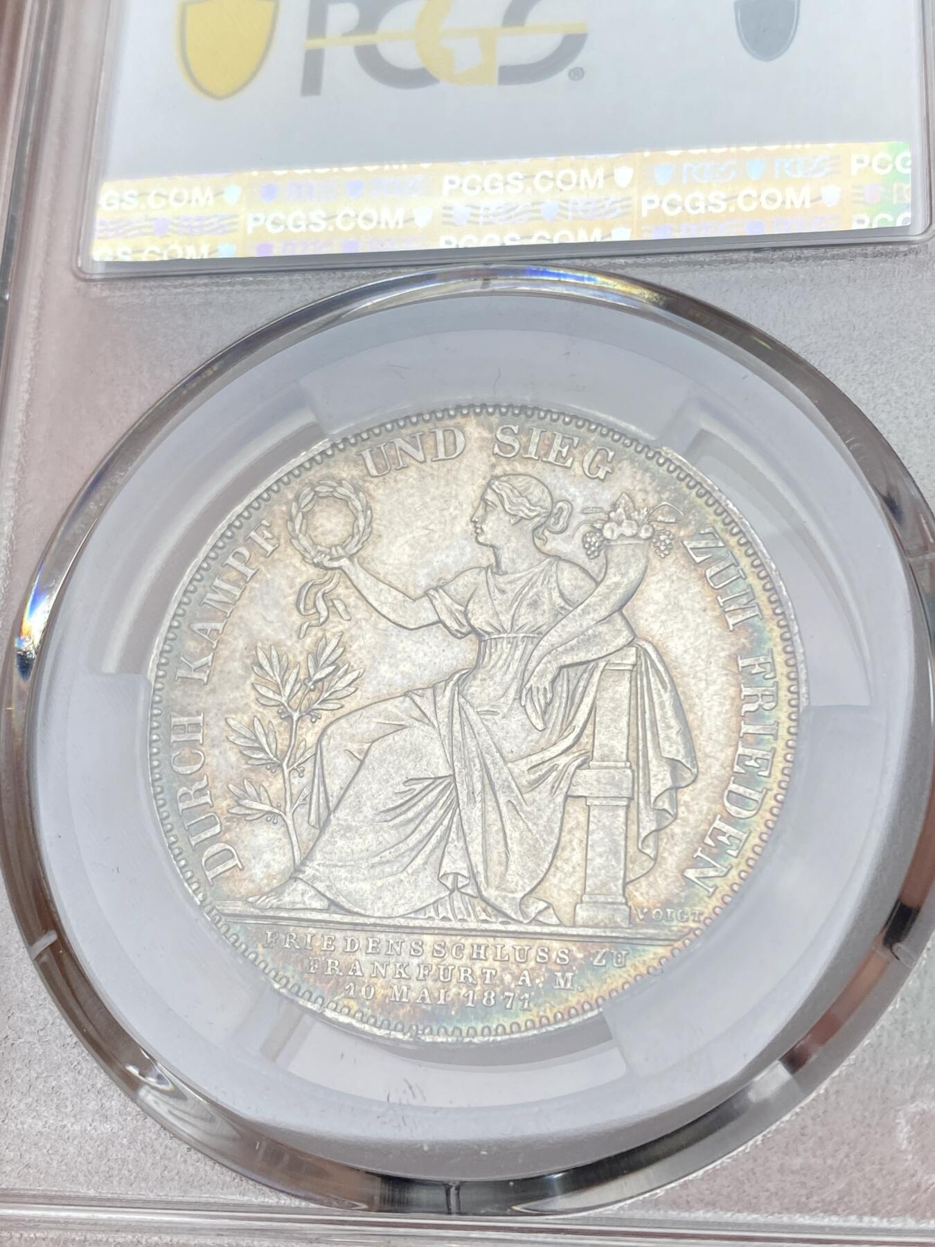万国钱币拍卖第064期 PCGS MS62 1871年德国巴伐利亚路德维希二世普法战争胜利泰勒 完美分层般的月牙深五彩中间被一道彩虹连接 给人以顶级视觉享受 难得一见的收藏品质