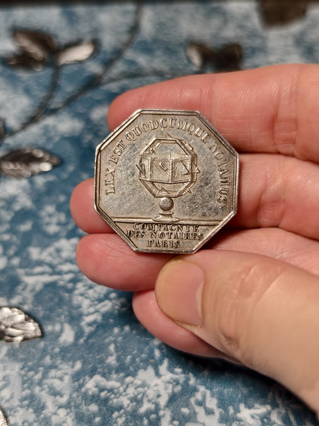 抚柳草堂-第二十二期章牌钱币  奖章勋章 满百包邮 放漏专场 法国路易·菲利普一世时期（1830-1848）巴黎公证人协会八角银质代用币 法国19世纪著名章牌雕刻师 MICHAUT（米肖） 设计雕刻  早期油灯边铭 直径32.5mm重18.5g  950银 品相很不错