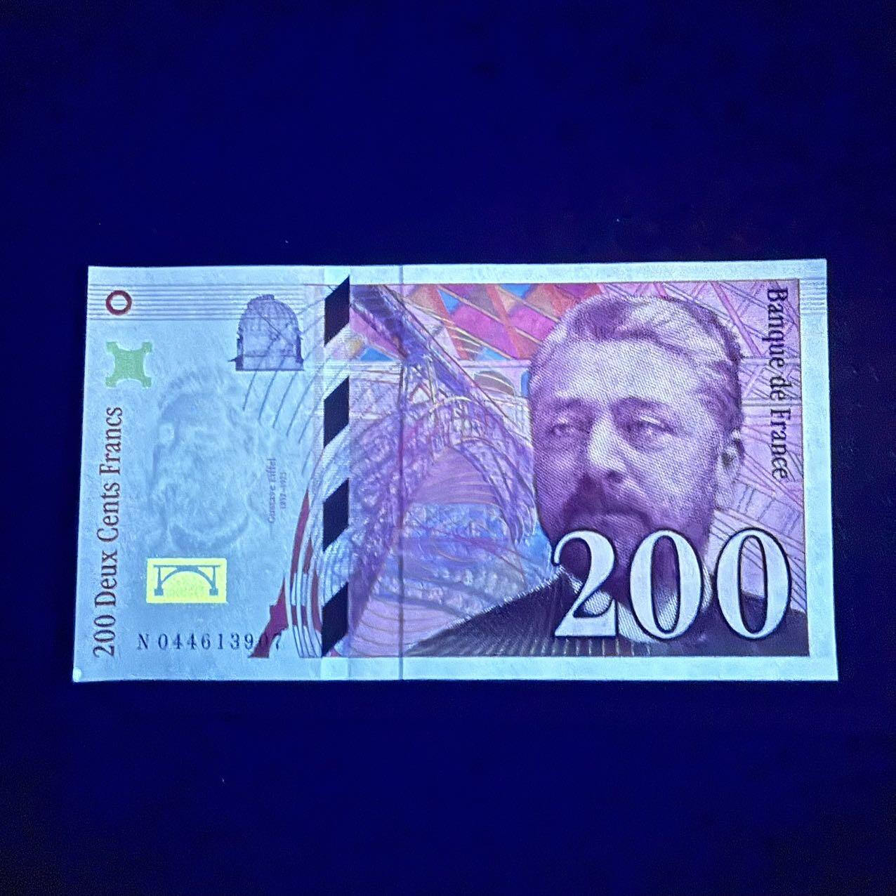 第17期  法国1997年200法郎 全新unc- 左下角有黄点
