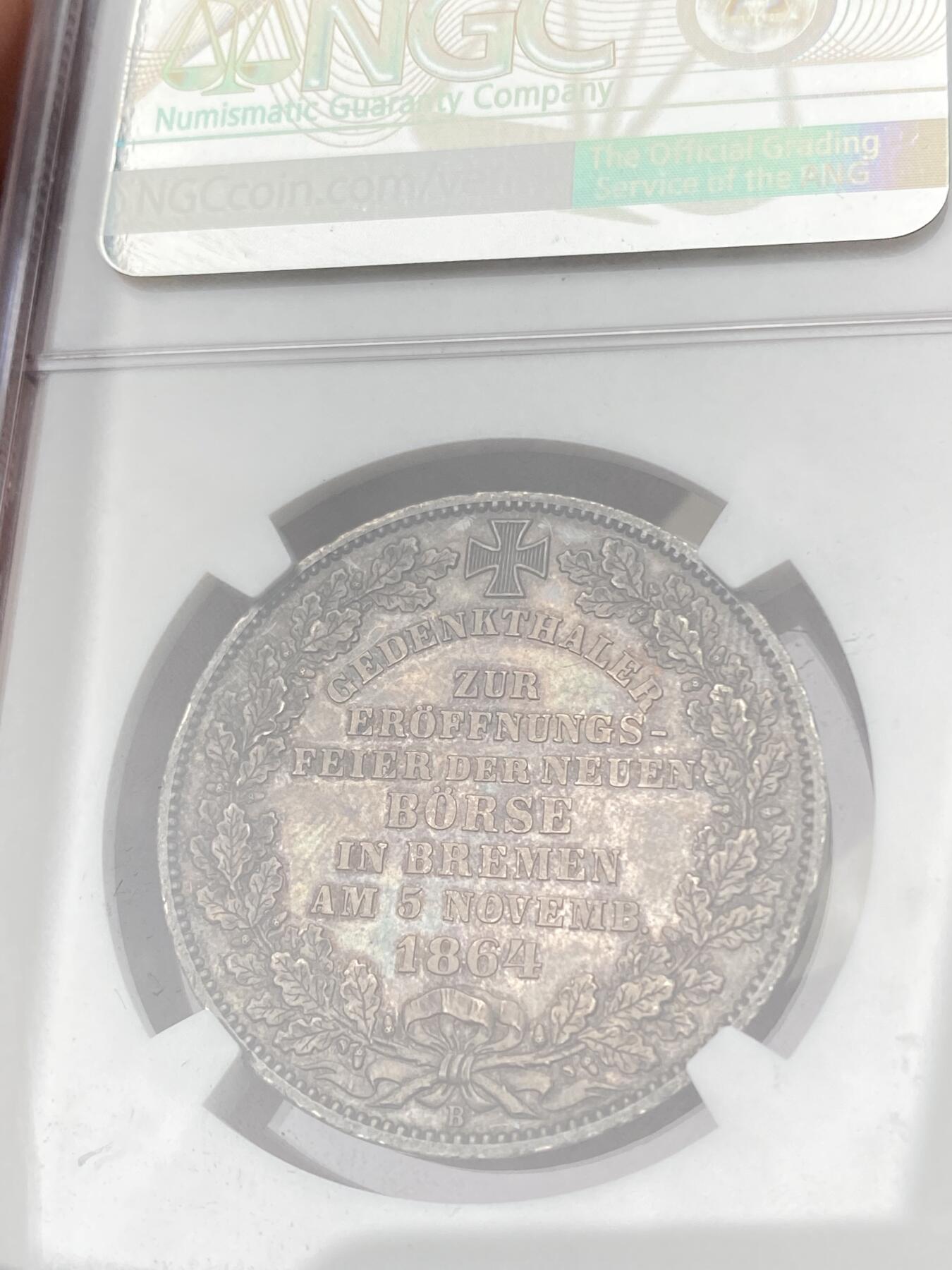 万国钱币拍卖第064期 NGC MS61 1864年德国不莱梅证券交易所1泰勒 发行量仅5000枚联合泰勒名誉品种 其建筑细节刻画丝丝入扣 均匀浓郁欧陆酱彩包浆非常养眼