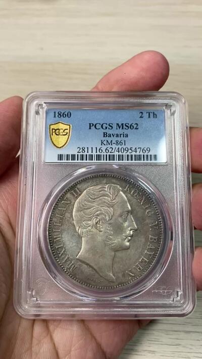 万国钱币拍卖第064期 PCGS MS62 1860年德国巴伐利亚马克西米利安二世双狮流通2泰勒 马二高难年份 仅两年发行 即便通货也不太常见的品种 原味孔雀绿彩极美 2t大名誉品路二双狮同款纹章 PCGS季军分
