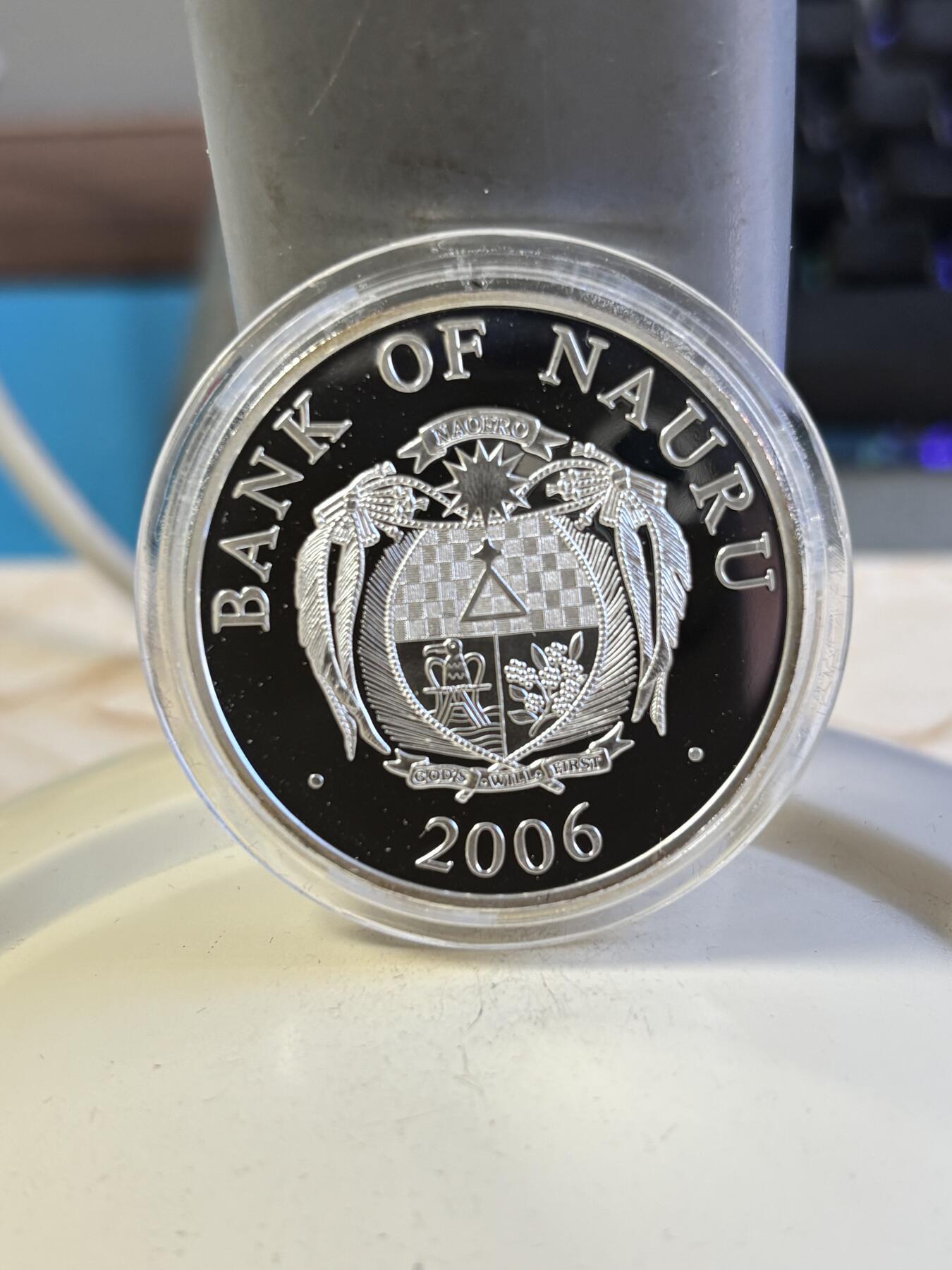 第196期拍卖 瑙鲁2006年 欧洲地标-西班牙圣地亚哥主教座堂立体部分镀金精制银币， 1盎司，999银 发行量：2000枚，塑料盒有瑕疵