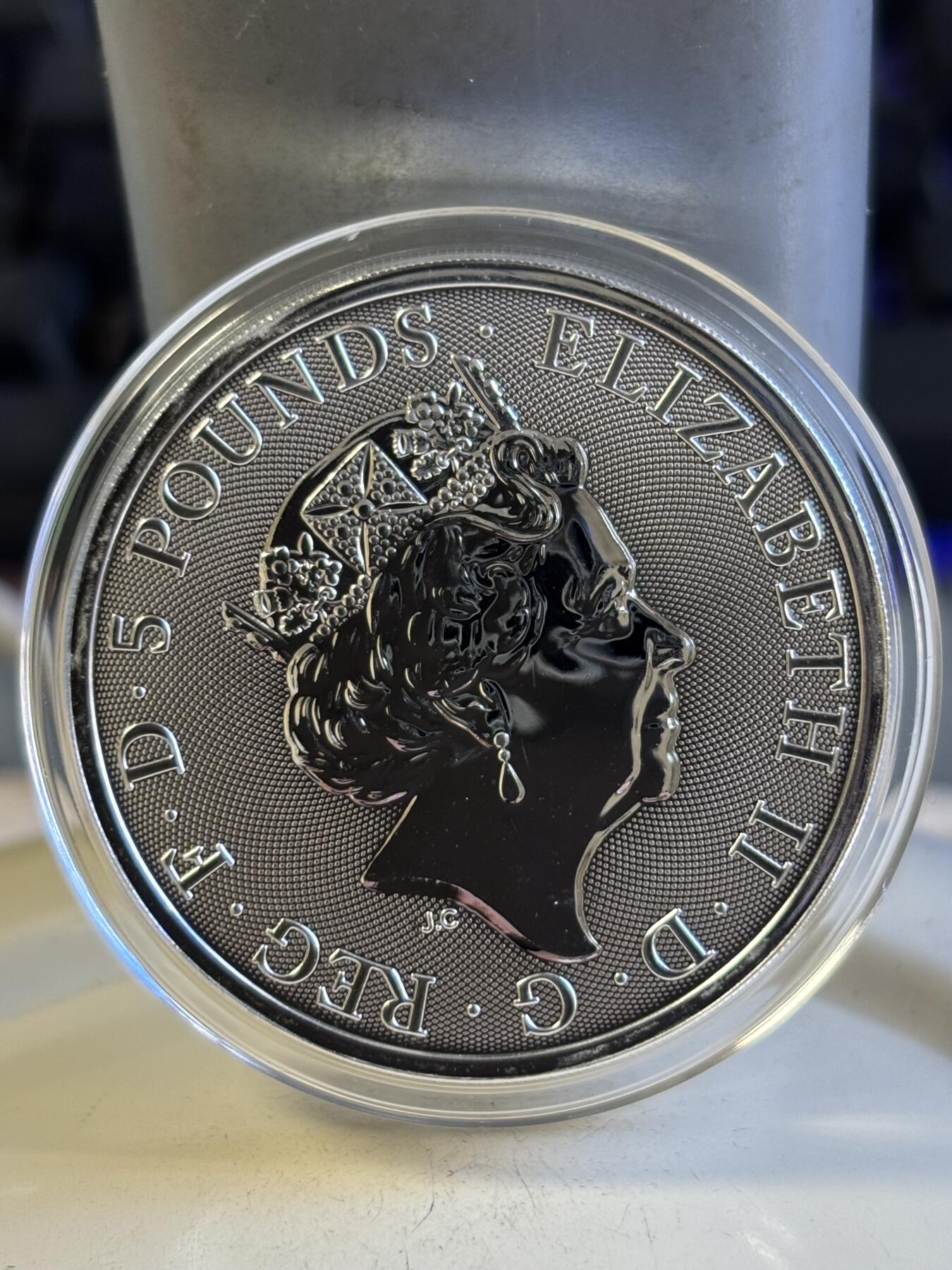 第196期拍卖 英国2019年女王神兽系列金雀花王朝猎鹰2盎司纪念银币，9999银，有白斑