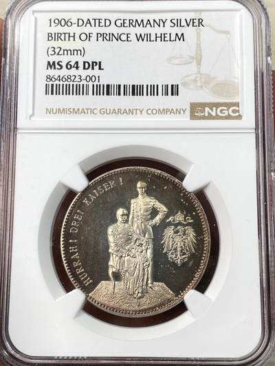 万国钱币拍卖第064期 - NGC MS64DPL 1906年德国威廉二世皇孙诞生纪念银章 获评DPL罕见 RR珍稀品种 威廉二世抱着皇孙端坐正中 威廉王储站在身后 背面是位于波茨坦的大理石宫 绝美深度精铸镜面喷砂淡红彩顶级典藏品质