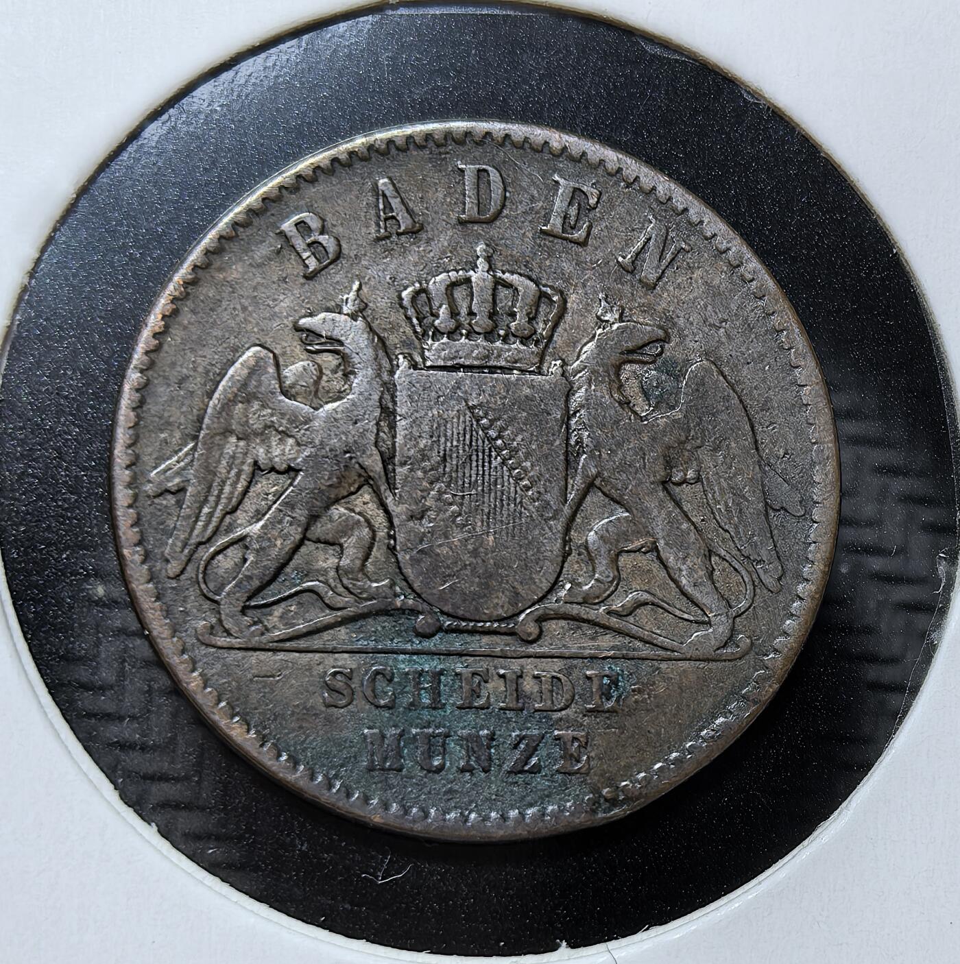 外国优质银币克朗币纪念章，每周六晚九点倒数截拍，满百包邮可寄存，持续收拍 巴登大公国1865年1克鲁泽铜币，属弗里德里希一世统治时期的流通币。以铜铸造，面值 1 克鲁泽，是德意志邦联时期的小额交易货币，见证了德国统一前的地方货币体系。