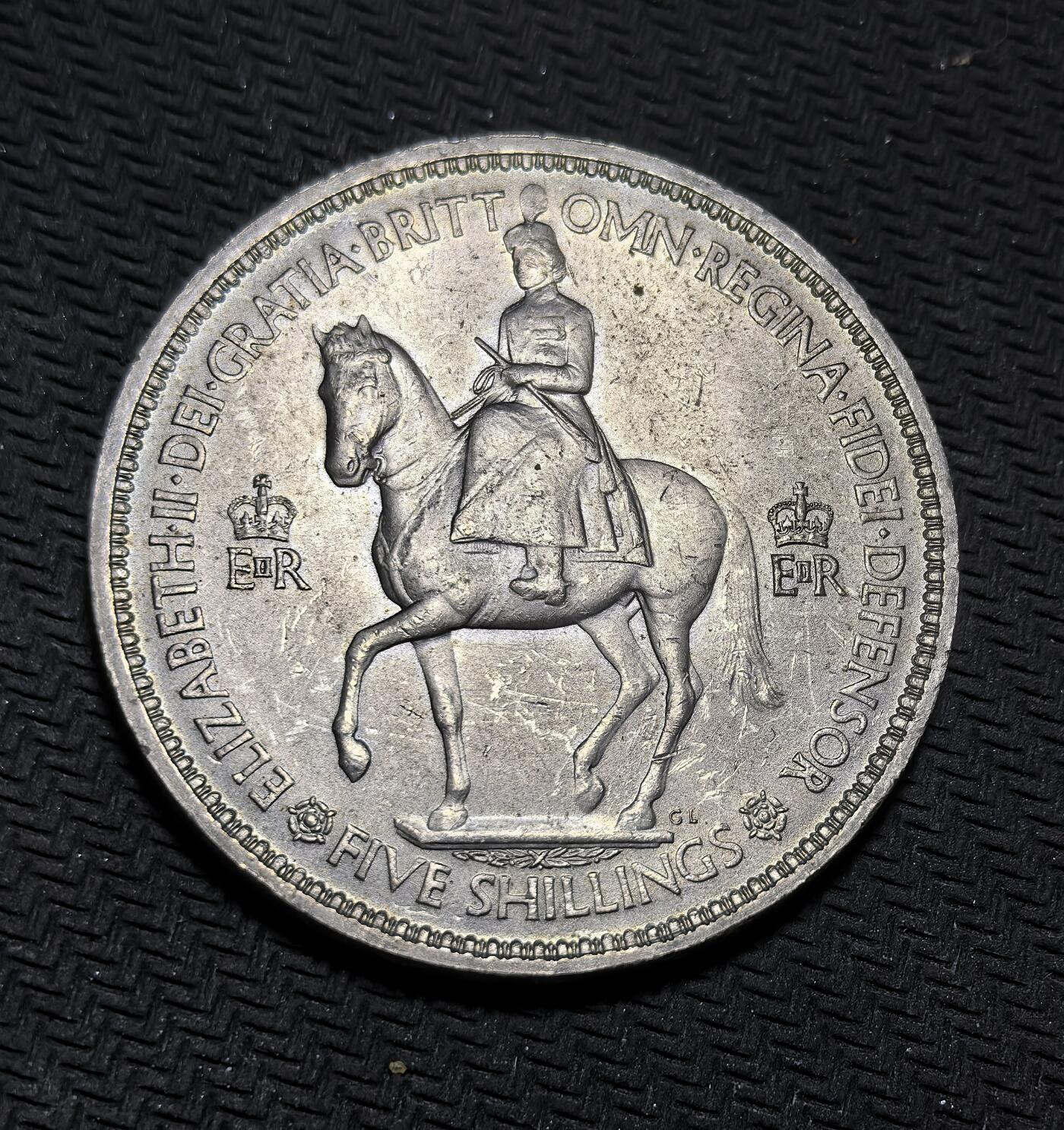 外国优质银币克朗币纪念章，每周六晚九点倒数截拍，满百包邮可寄存，持续收拍 英国1953年伊丽莎白二世加冕纪念 5 先令（克朗）币，为纪念女王登基加冕发行，正面是女王骑马像，背面以王冠与英联邦四地象征纹章，定格加冕盛典的历史时刻。