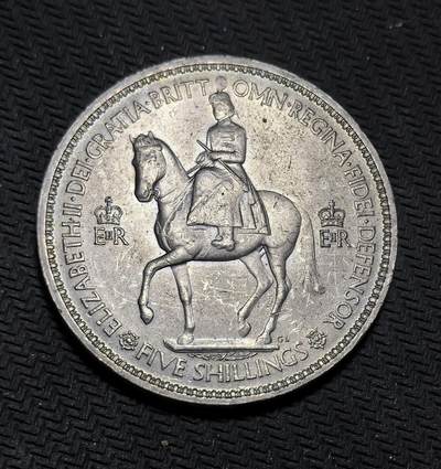 外国优质银币克朗币纪念章，每周六晚九点倒数截拍，满百包邮可寄存，持续收拍 - 英国1953年伊丽莎白二世加冕纪念 5 先令（克朗）币，为纪念女王登基加冕发行，正面是女王骑马像，背面以王冠与英联邦四地象征纹章，定格加冕盛典的历史时刻。