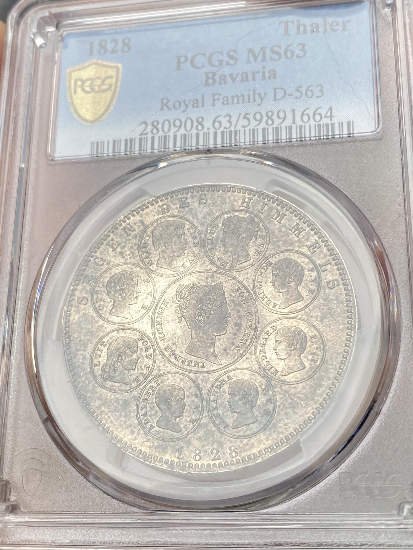 万国钱币拍卖第064期 PCGS MS63 1828年巴伐利亚路德维希一世皇室全家福历史大泰勒 在路一最小儿子出生后 为祈祷整个皇室幸福安康 路德维希一世敕令发行此枚历史泰勒 皇室成员头像上方铭文意为“上天的祝福”著名的沙俄家族卢布便是以此为蓝本设计 双面欧陆黑漆古包浆收藏级品质