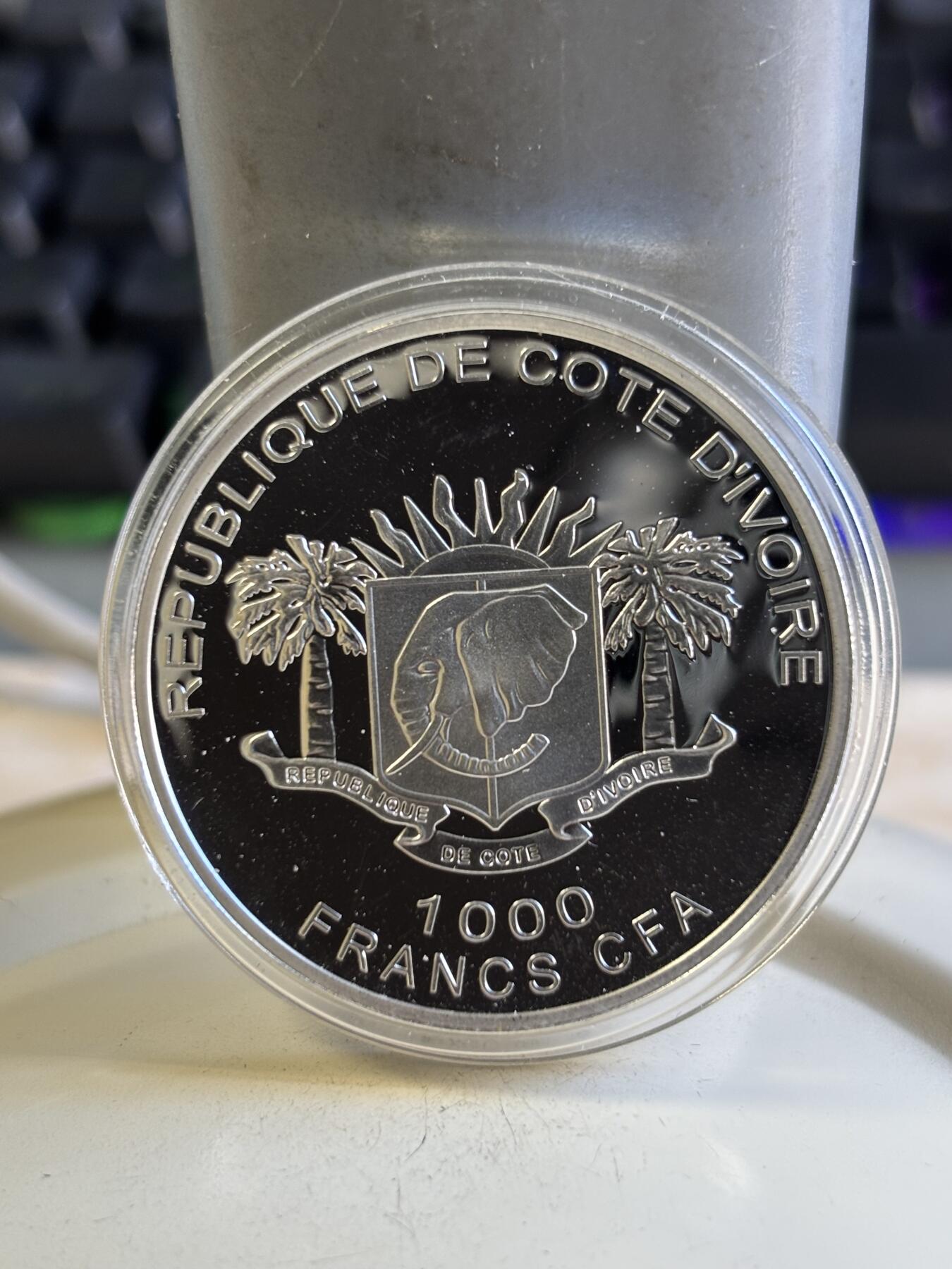 第196期拍卖 获奖币科特迪瓦2010猛犸象镶嵌镀金纪念银币，925银镀金，25克，世界最美25种钱币之一，有氧化