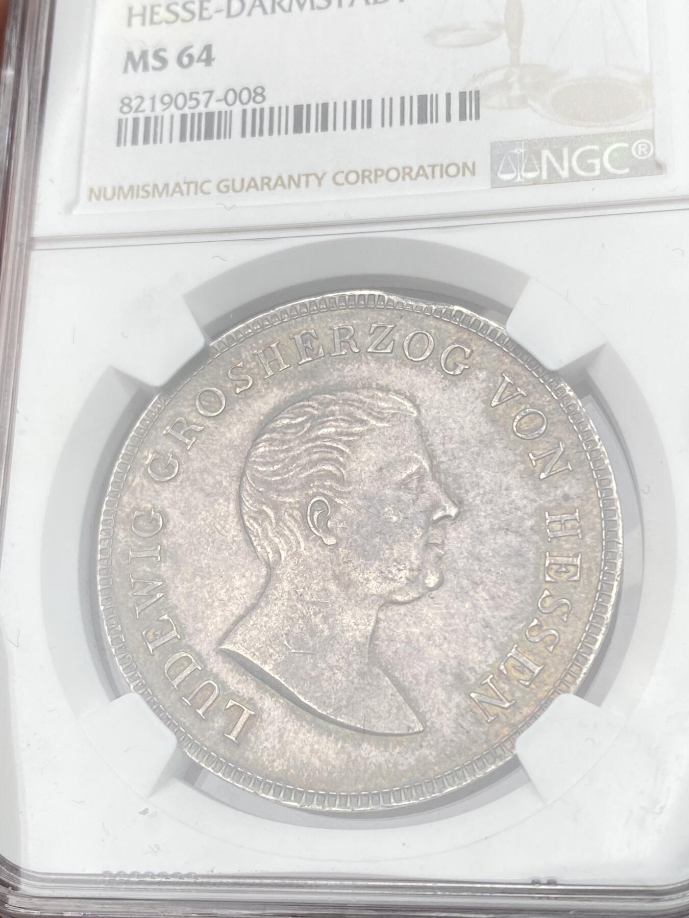 万国钱币拍卖第064期 NGC MS64 1825年德国黑森-达姆施塔特皇冠大泰勒 好品罕见的小邦早期大规格泰勒 如此近BU状态可谓凤毛麟角 全深打丝绸转光地板原味孔雀绿环彩极美  NGC冠军分顶级收藏品质