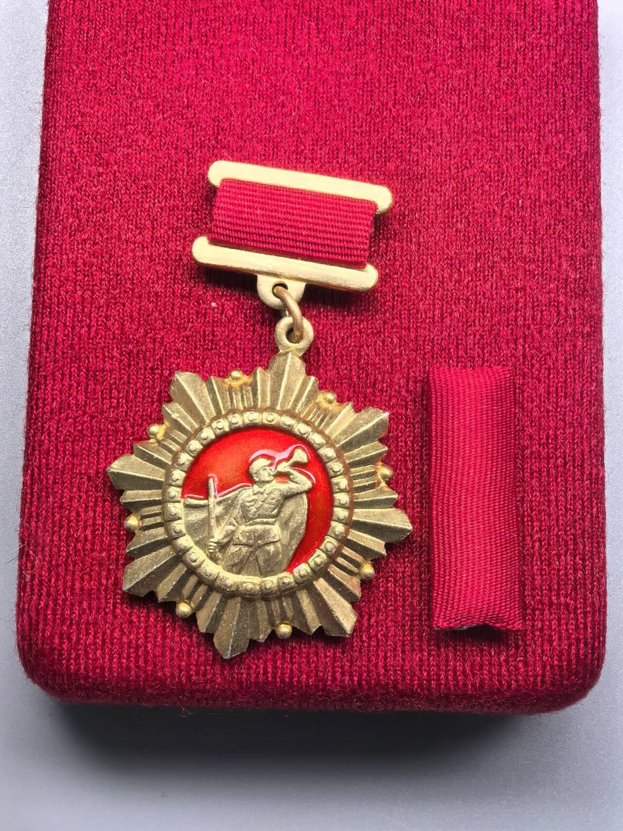 小驴勋章奖章收藏4月4日周六晚六点拍卖（珍爱和平，收藏战争，铭记历史，勿忘国耻，忠党爱国。有偿代拍，送拍规则在简介最后，参拍须阅读规则后再参拍，关系到运费包装发货时效真假辨别等关键信息，拍卖时不再发原图，看大图店主微信码在拍卖店铺介绍里）