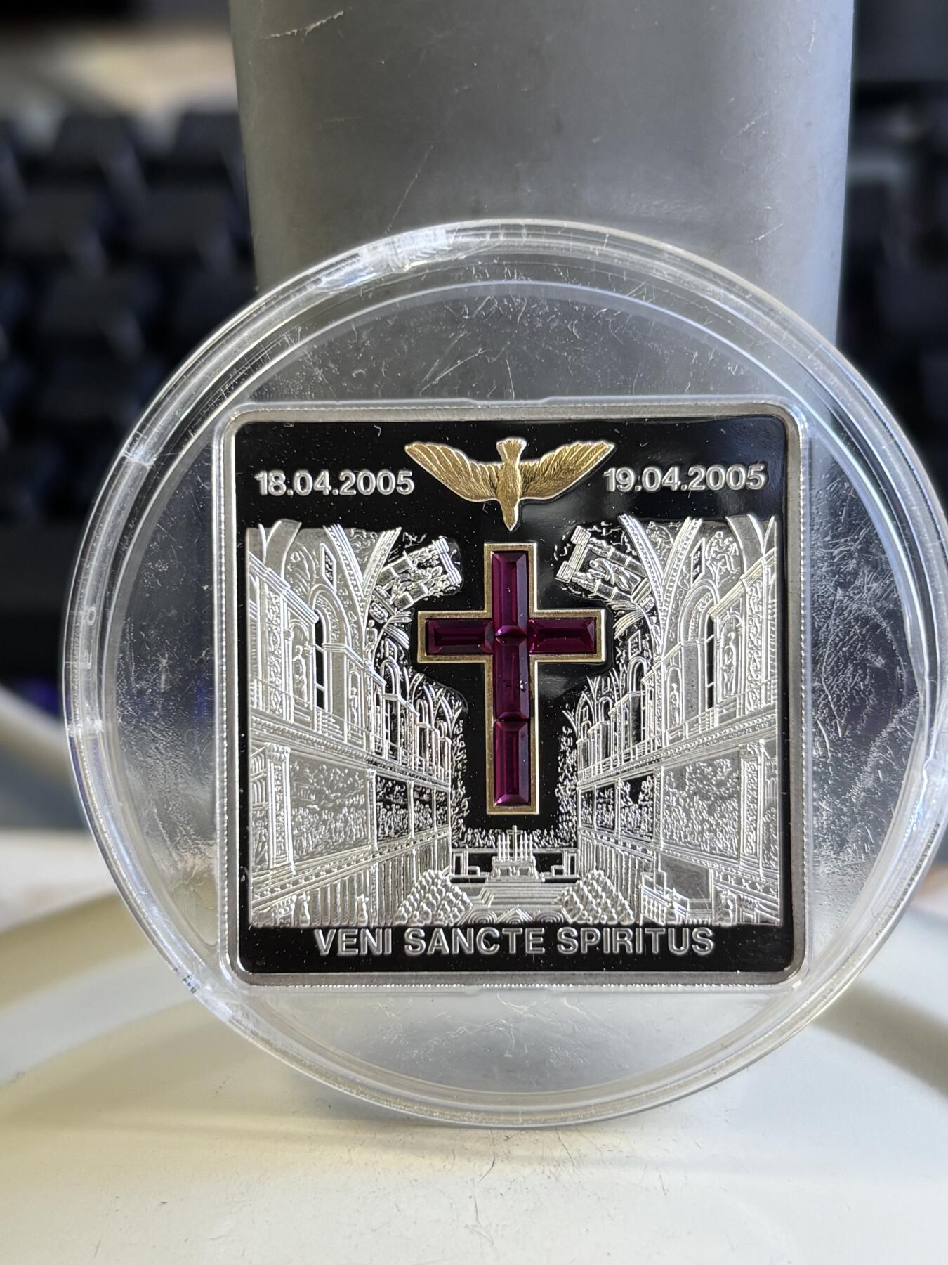 第196期拍卖 利比里亚2005年宗教系列镶嵌水晶十字架镀金纪念银币，925银，25克，塑料盒有瑕疵