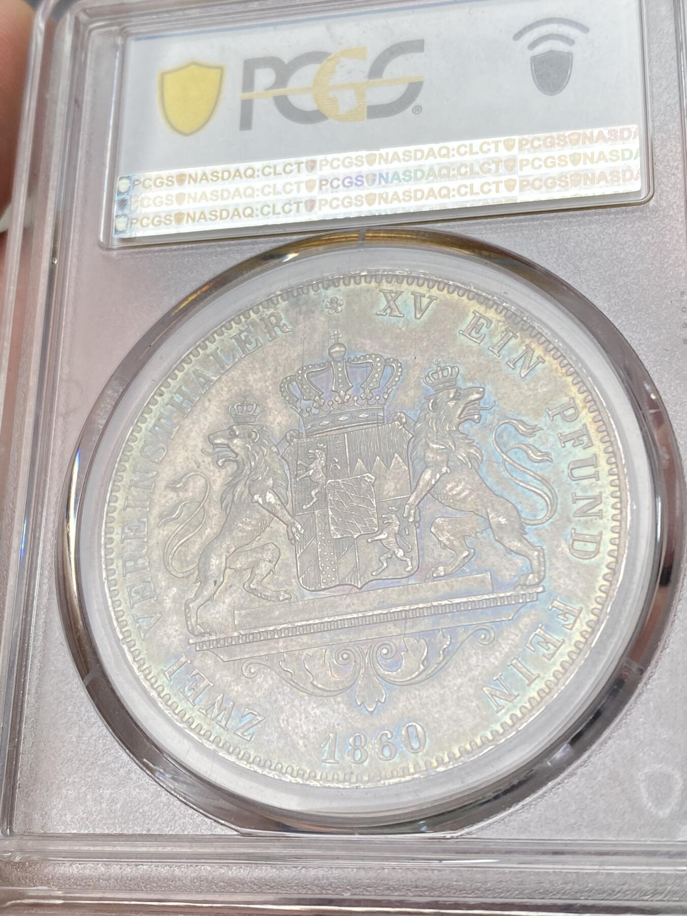 万国钱币拍卖第064期 PCGS MS62 1860年德国巴伐利亚马克西米利安二世双狮流通2泰勒 马二高难年份 仅两年发行 即便通货也不太常见的品种 原味孔雀绿彩极美 2t大名誉品路二双狮同款纹章 PCGS季军分