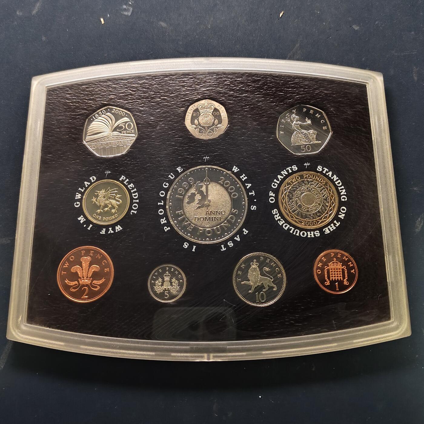 【全场包邮】纯粹捡漏拍519场 英国2000年官方收藏盒装精制套币-盒证全-含5镑千禧年+1镑威尔士红龙+50便士公共阅读精制纪念币