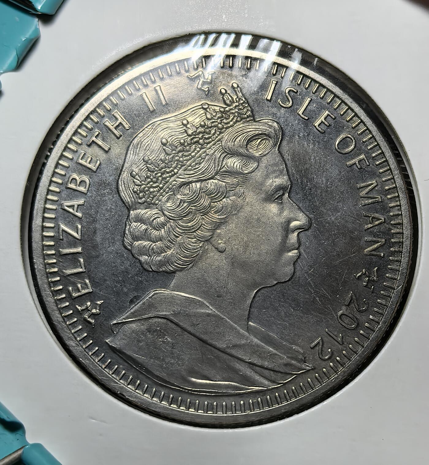 外国优质银币克朗币纪念章，每周六晚九点倒数截拍，满百包邮可寄存，持续收拍 马恩岛2012年伊丽莎白二世登基钻禧 1 克朗纪念币，正面为女王肖像，背面以号手与西敏寺呼应 “VIVAT REGINA”，纪念女王在位 60 周年，见证英国王室庆典与马恩岛货币传统。