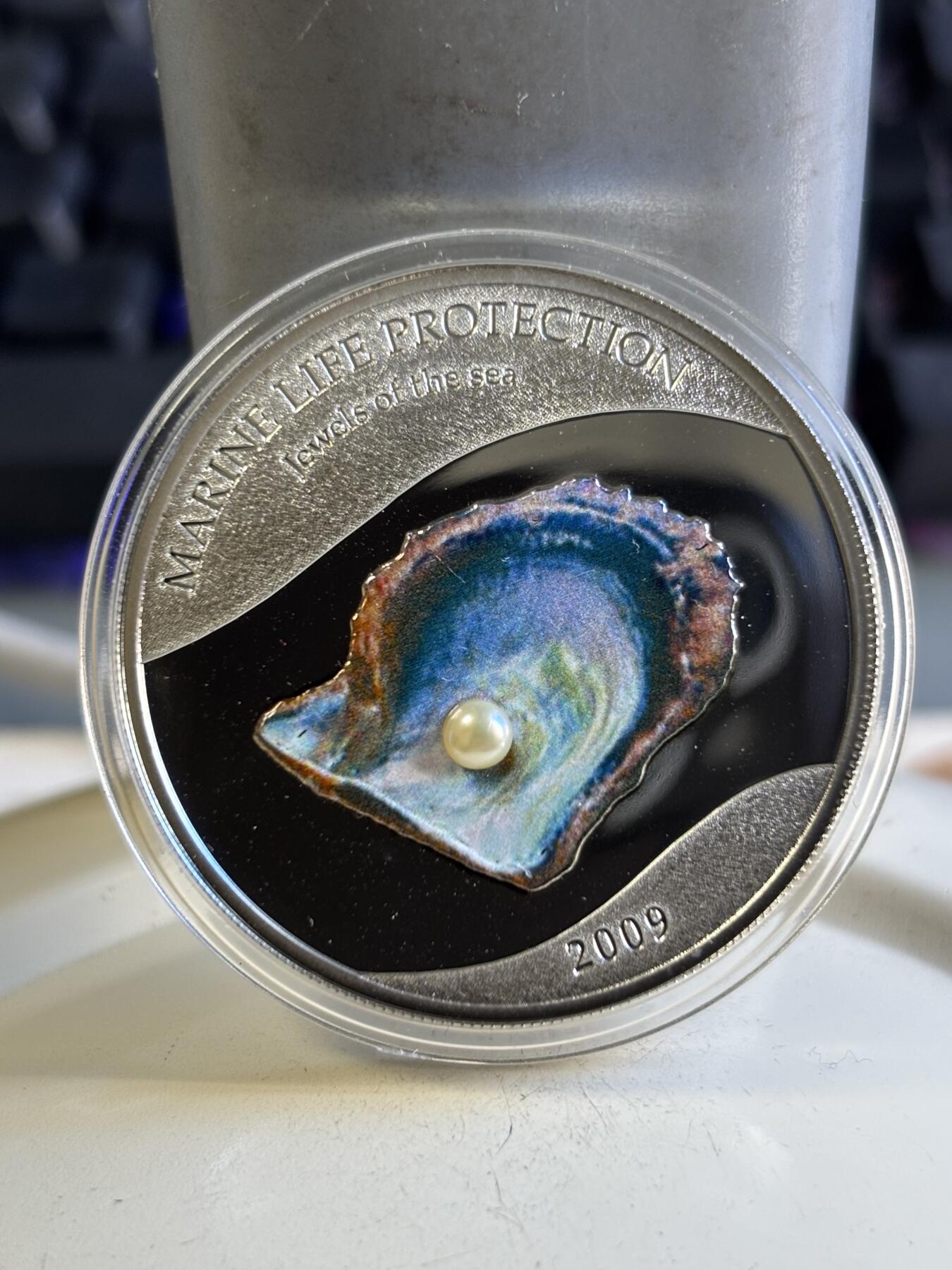 第196期拍卖 获奖币帕劳2009年镶嵌天然深海珍珠彩色纪念银币，925银，25克，发行2500枚，世界上最美的25种硬币之一