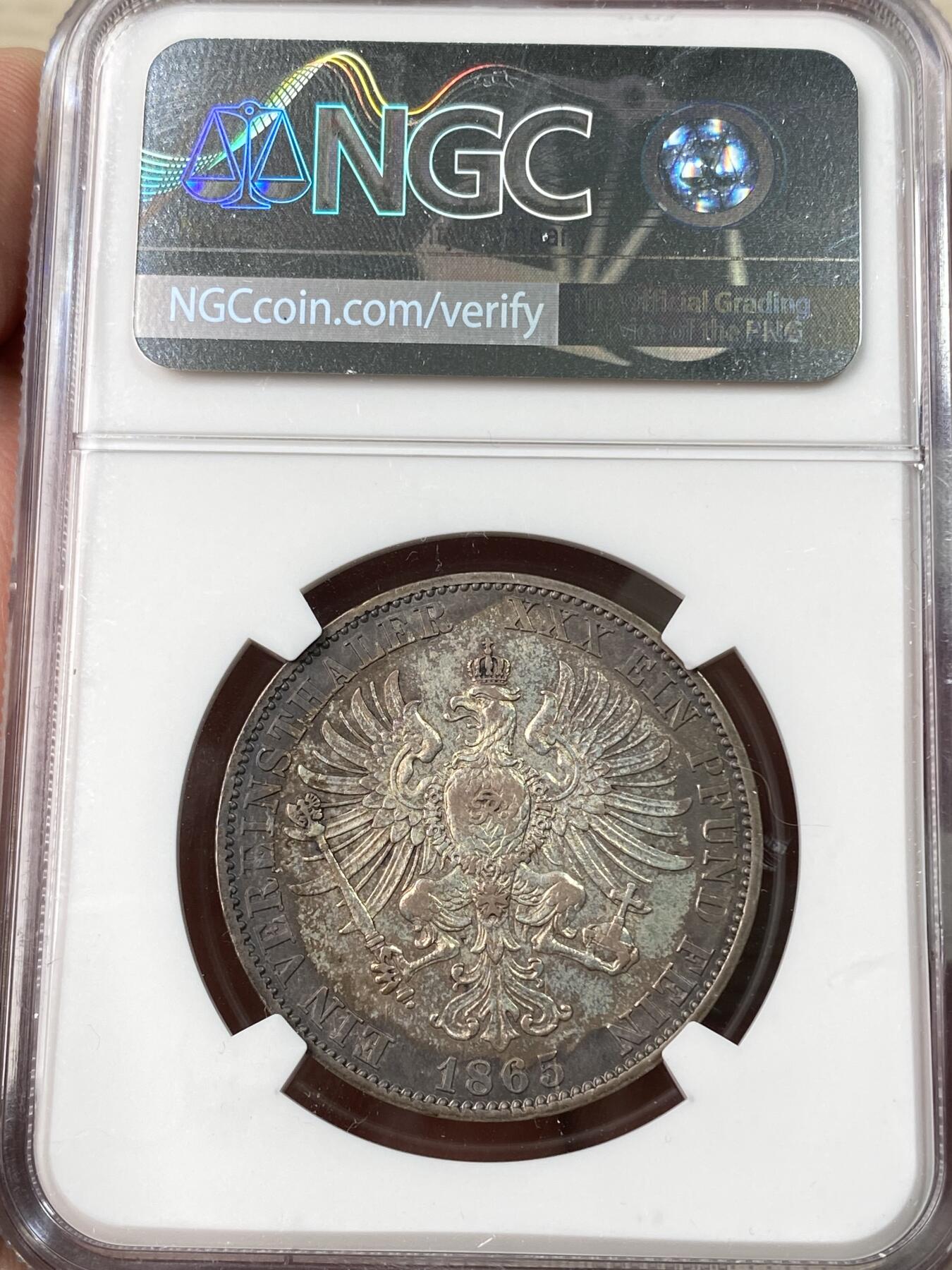 万国钱币拍卖第064期 NGC AUD 1865年德国普鲁士威廉一世帝国鹰流通1泰勒 经典德国一手老藏酱五彩包浆