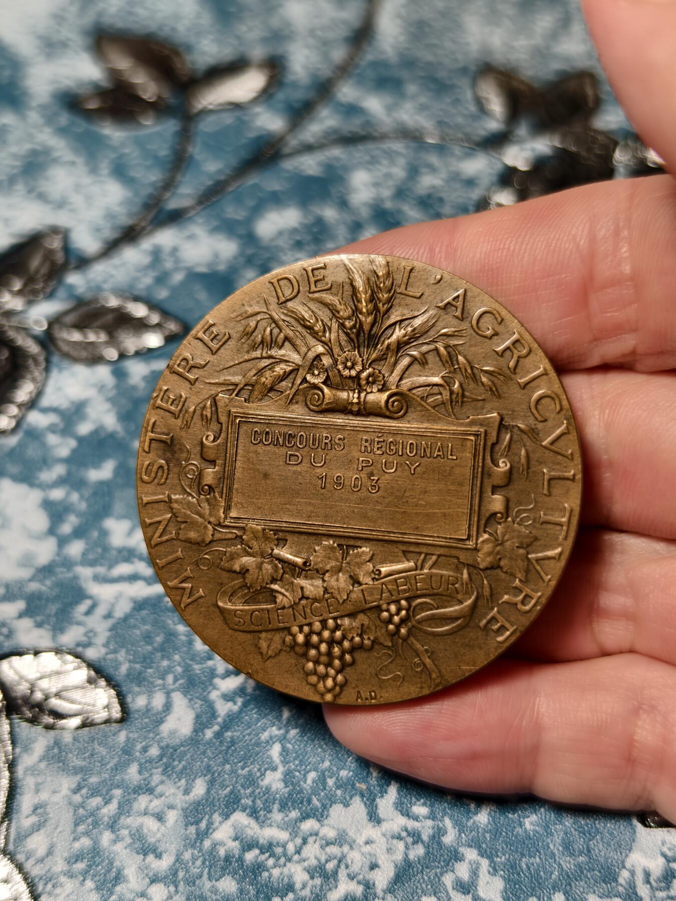 抚柳草堂-第二十二期章牌钱币  奖章勋章 满百包邮 放漏专场 1903法国农业部地区农业竞赛大铜章  章牌大师阿尔菲·杜布瓦作品     直径50mm  重量59.5g  实发版