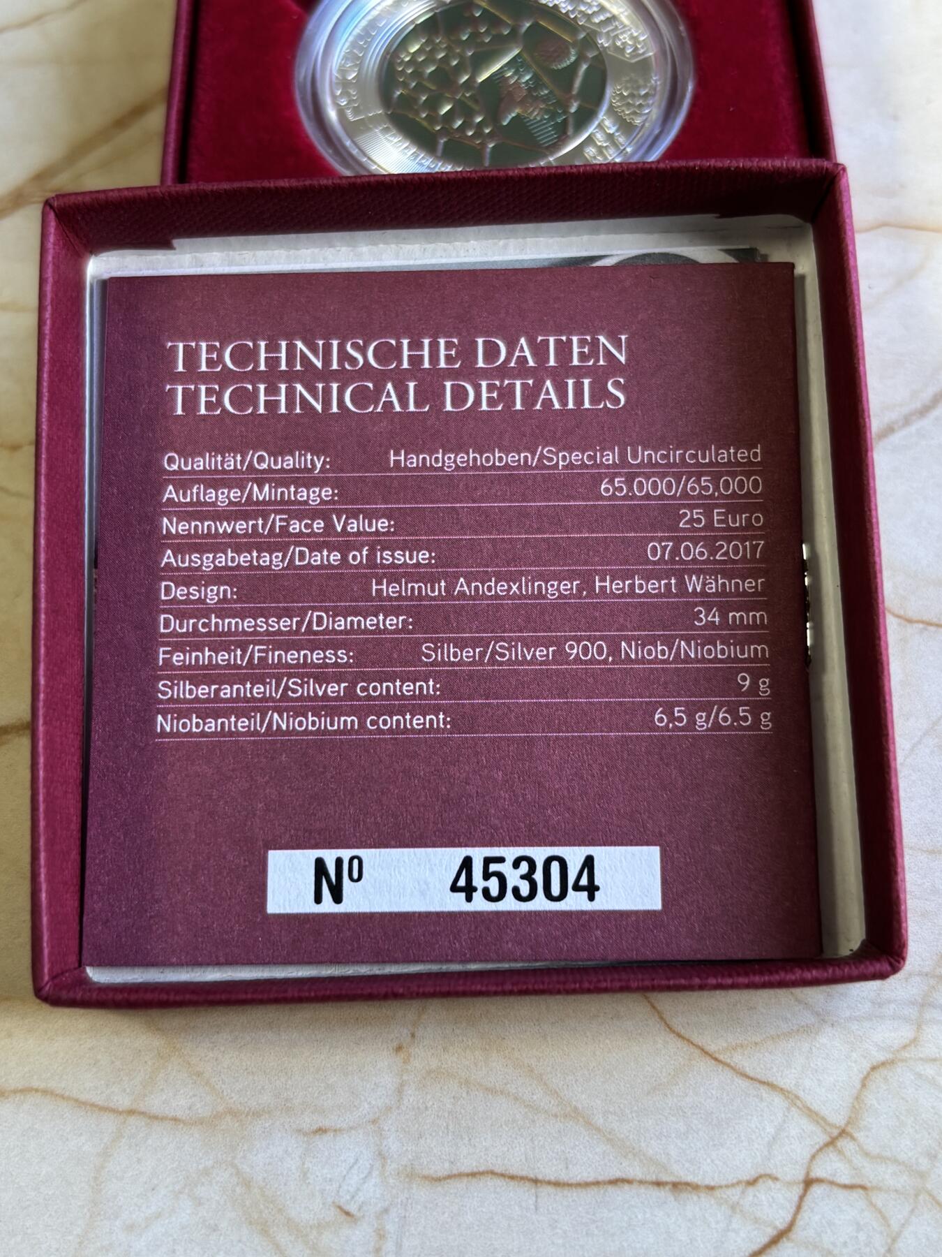 第196期拍卖 奥地利2017年银铌镶嵌系列微观世界银铌双金属币，金属:900银998铌，重量:16.5克（10克银，6.5克铌）直径:34毫米，发行：65000枚