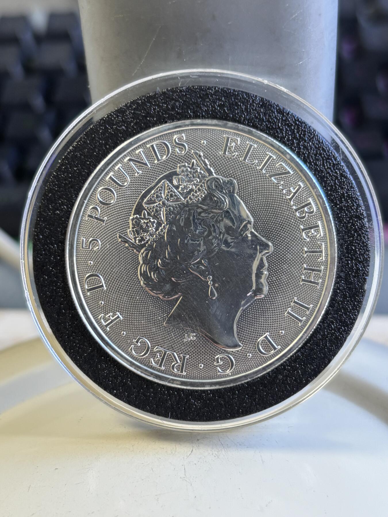 第196期拍卖 英国2021年女王10神兽合而为一普制2盎司纪念银币，9999银，有瑕疵