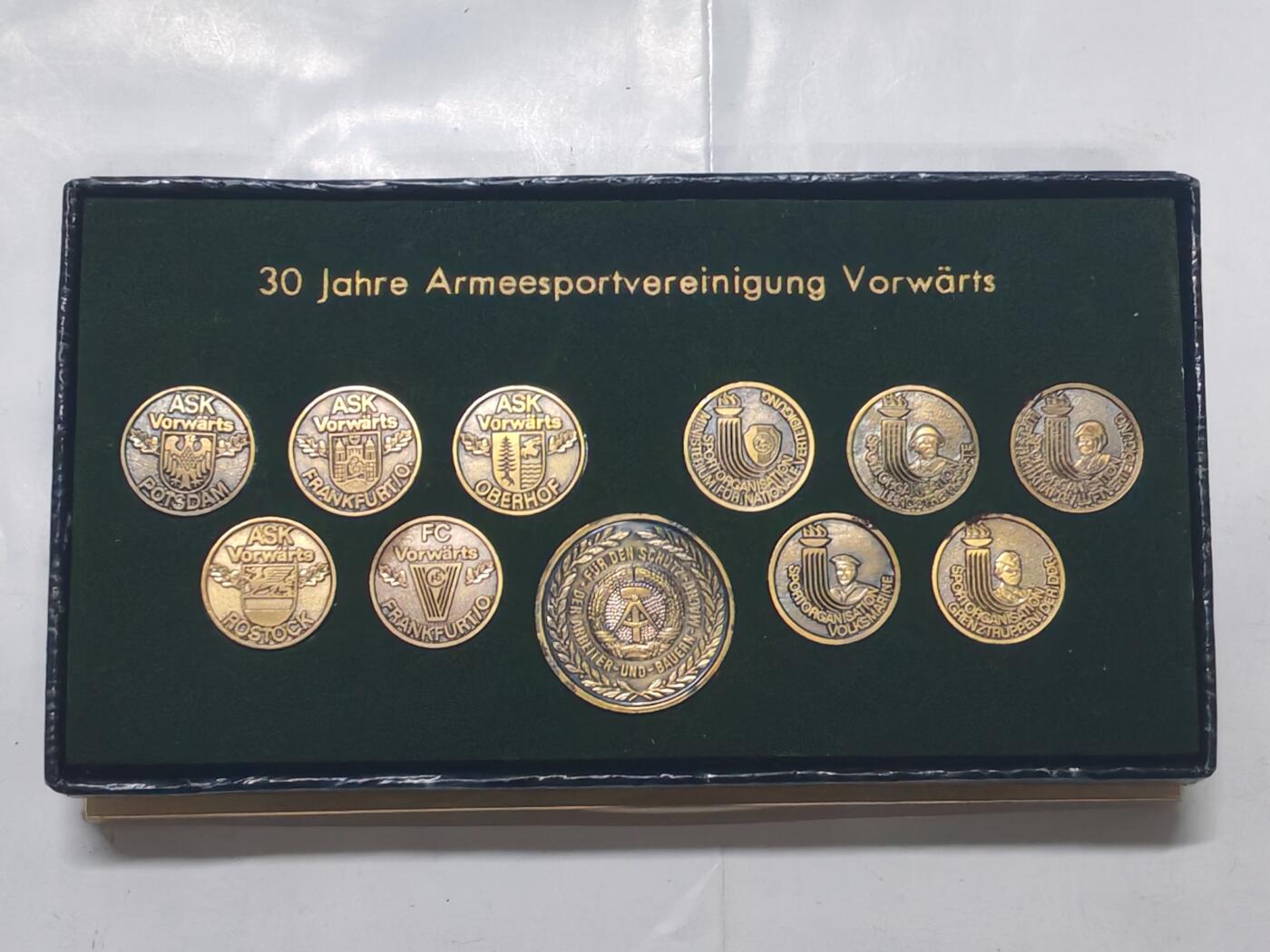 韵星假日军品类拍卖第51期  -- Rimey Holidays Militaria Auction 51 民主德国军运会三十年纪念奖章大全套 带原包装 少见