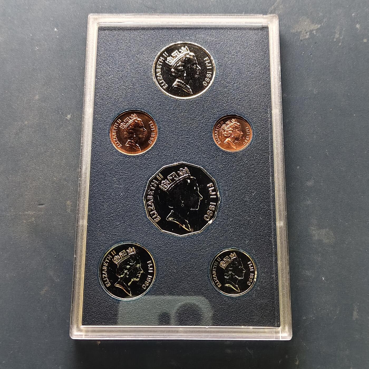 【全场包邮】纯粹捡漏拍519场 【少见】斐济1990年新版换材质首发官方套币-加拿大皇家厂铸造盒证全-发行量5000