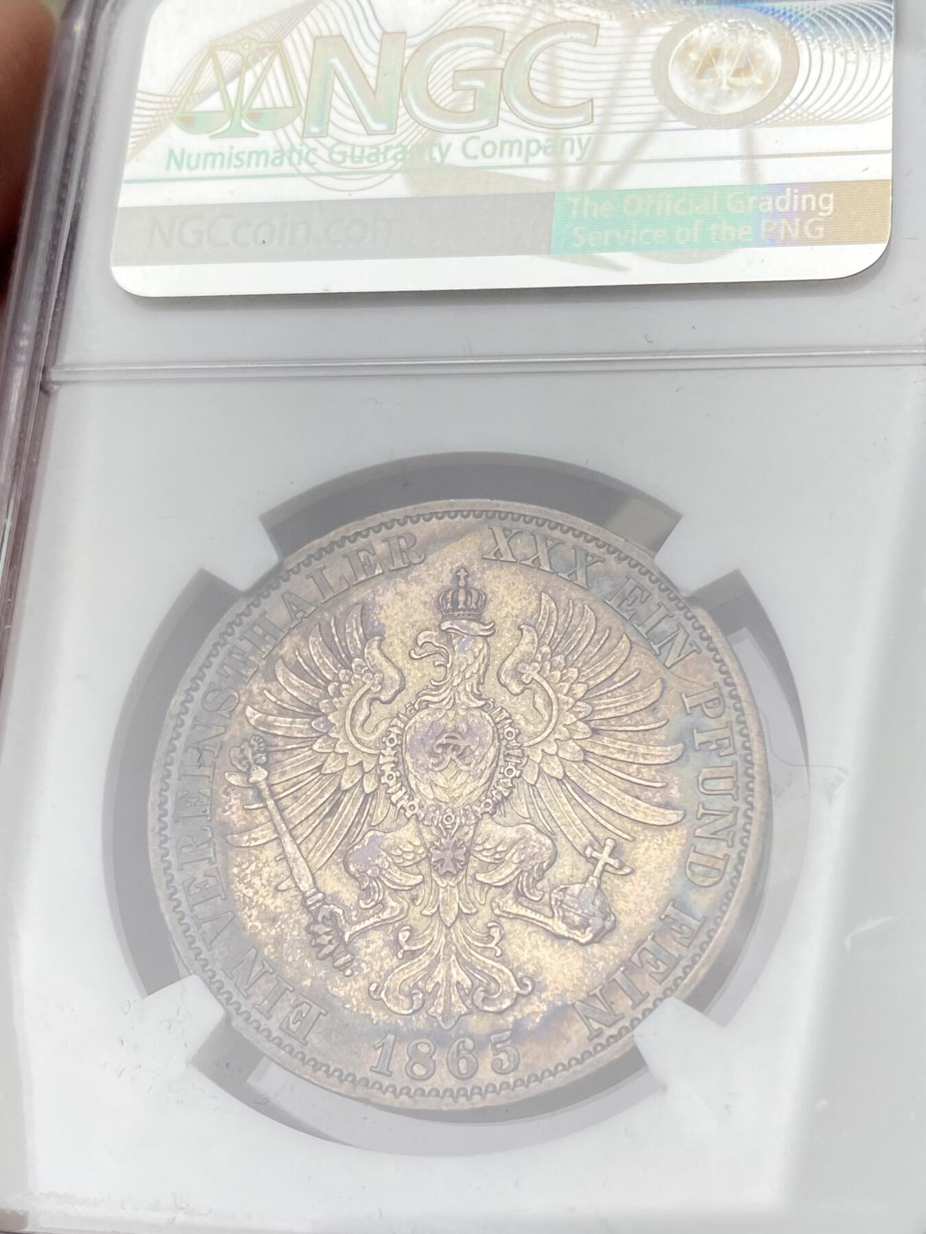 万国钱币拍卖第064期 NGC AUD 1865年德国普鲁士威廉一世帝国鹰流通1泰勒 经典德国一手老藏酱五彩包浆