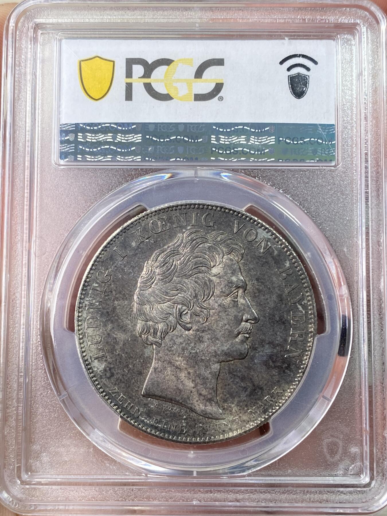 万国钱币拍卖第064期 PCGS MS63 1828年巴伐利亚路德维希一世皇室全家福历史大泰勒 在路一最小儿子出生后 为祈祷整个皇室幸福安康 路德维希一世敕令发行此枚历史泰勒 皇室成员头像上方铭文意为“上天的祝福”著名的沙俄家族卢布便是以此为蓝本设计 双面欧陆黑漆古包浆收藏级品质