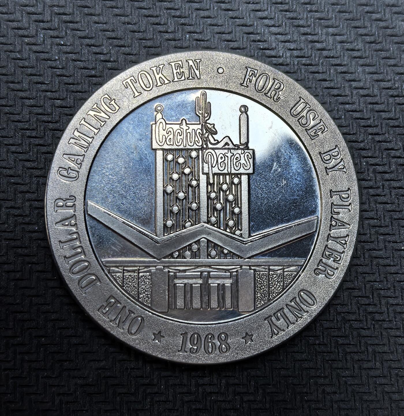 外国优质银币克朗币纪念章，每周六晚九点倒数截拍，满百包邮可寄存，持续收拍 精制美国1968年内华达州仙人掌皮特赌场1 美元代币。位于内华达州与爱达荷州的边境小镇 Jackpot，以独特的西部仙人掌地标为设计，是美国西部边境赌场文化的经典实物见证。