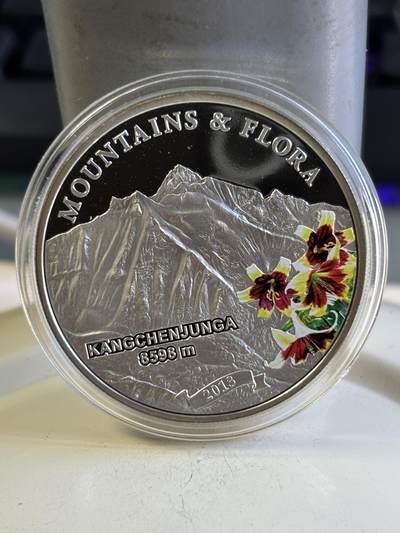 第196期拍卖 - 帕劳2013年干城章嘉峰植物花朵彩色纪念银币，20克，925银，发行量2500枚，有氧化