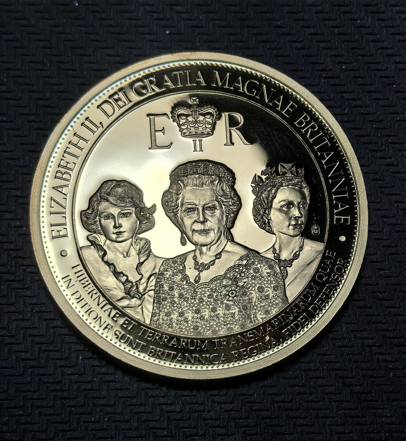 外国优质银币克朗币纪念章，每周六晚九点倒数截拍，满百包邮可寄存，持续收拍 镀金英国2022 年伊丽莎白二世白金禧（即位 70 周年）纪念章，正面呈现女王不同时期三像，背面为晚年女王与米字旗，致敬其 70 年君主生涯，是英女王统治收官的标志性纪念藏品。