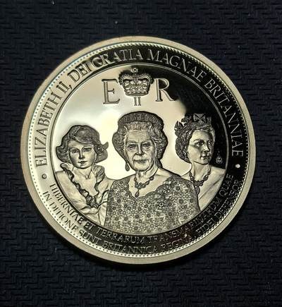 外国优质银币克朗币纪念章，每周六晚九点倒数截拍，满百包邮可寄存，持续收拍 - 镶宝石镀金英国2022 年伊丽莎白二世白金禧纪念章直径40mm，27克，正面呈现女王不同时期三像，背面为晚年女王与米字旗，致敬其 70 年君主生涯，是英女王统治收官的标志性纪念藏品。