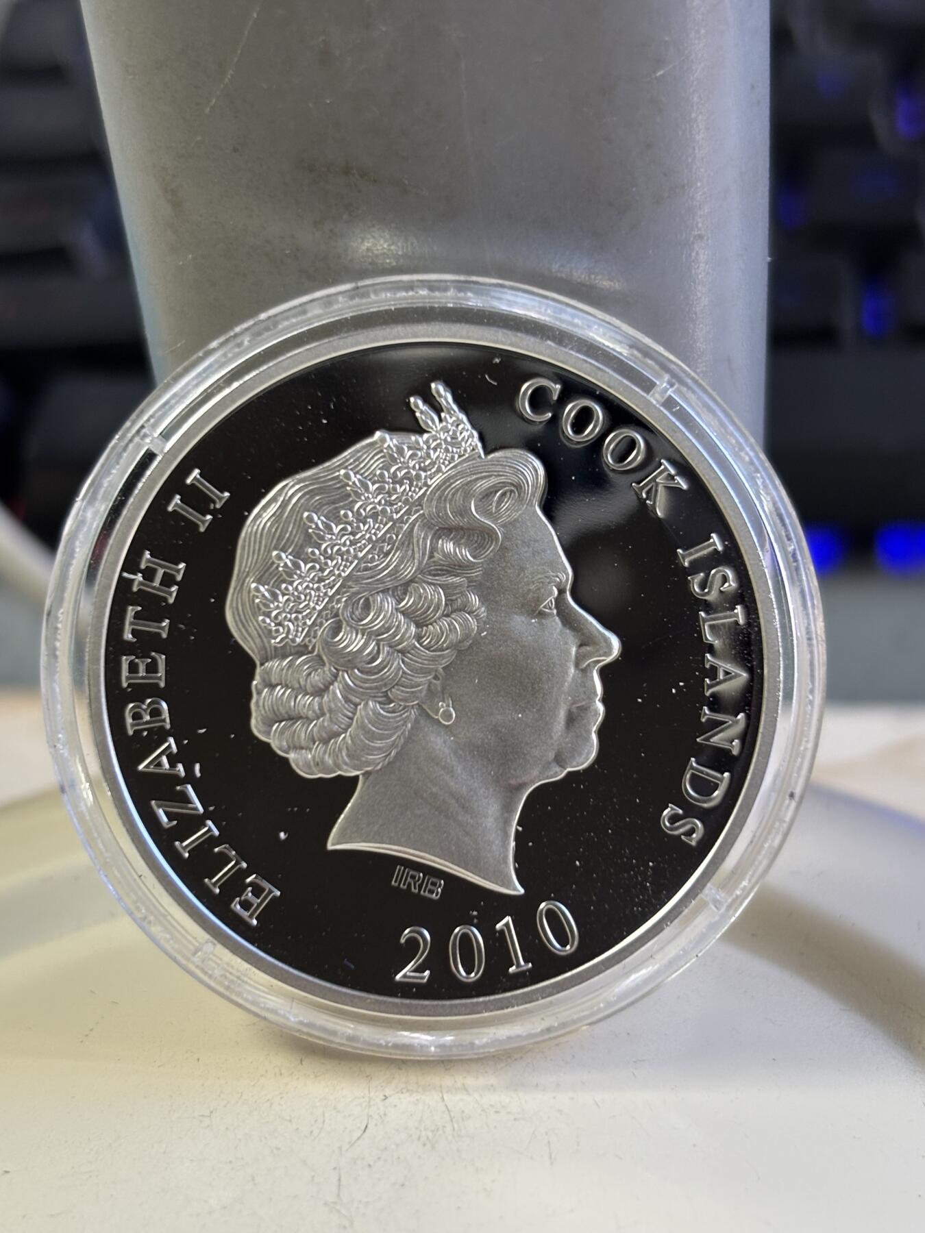 第196期拍卖 库克2010年世界奇观系列德国景观立体镀金1盎司纪念银币，999银镀金，边缘有氧化，发行3000枚，塑料盒有瑕疵