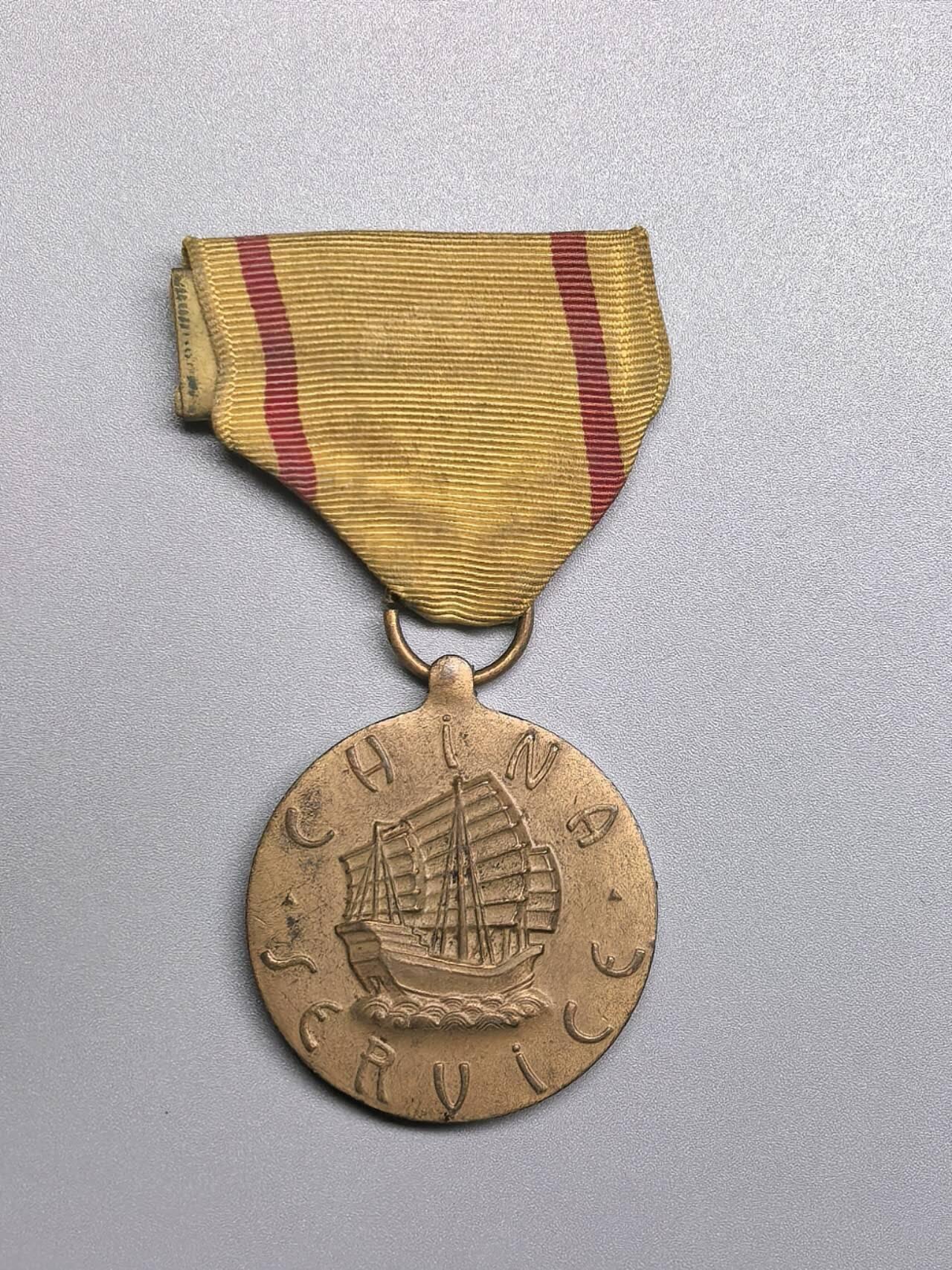 小驴勋章奖章收藏4月4日周六晚六点拍卖（珍爱和平，收藏战争，铭记历史，勿忘国耻，忠党爱国。有偿代拍，送拍规则在简介最后，参拍须阅读规则后再参拍，关系到运费包装发货时效真假辨别等关键信息，拍卖时不再发原图，看大图店主微信码在拍卖店铺介绍里） 美国海军中国服役奖章