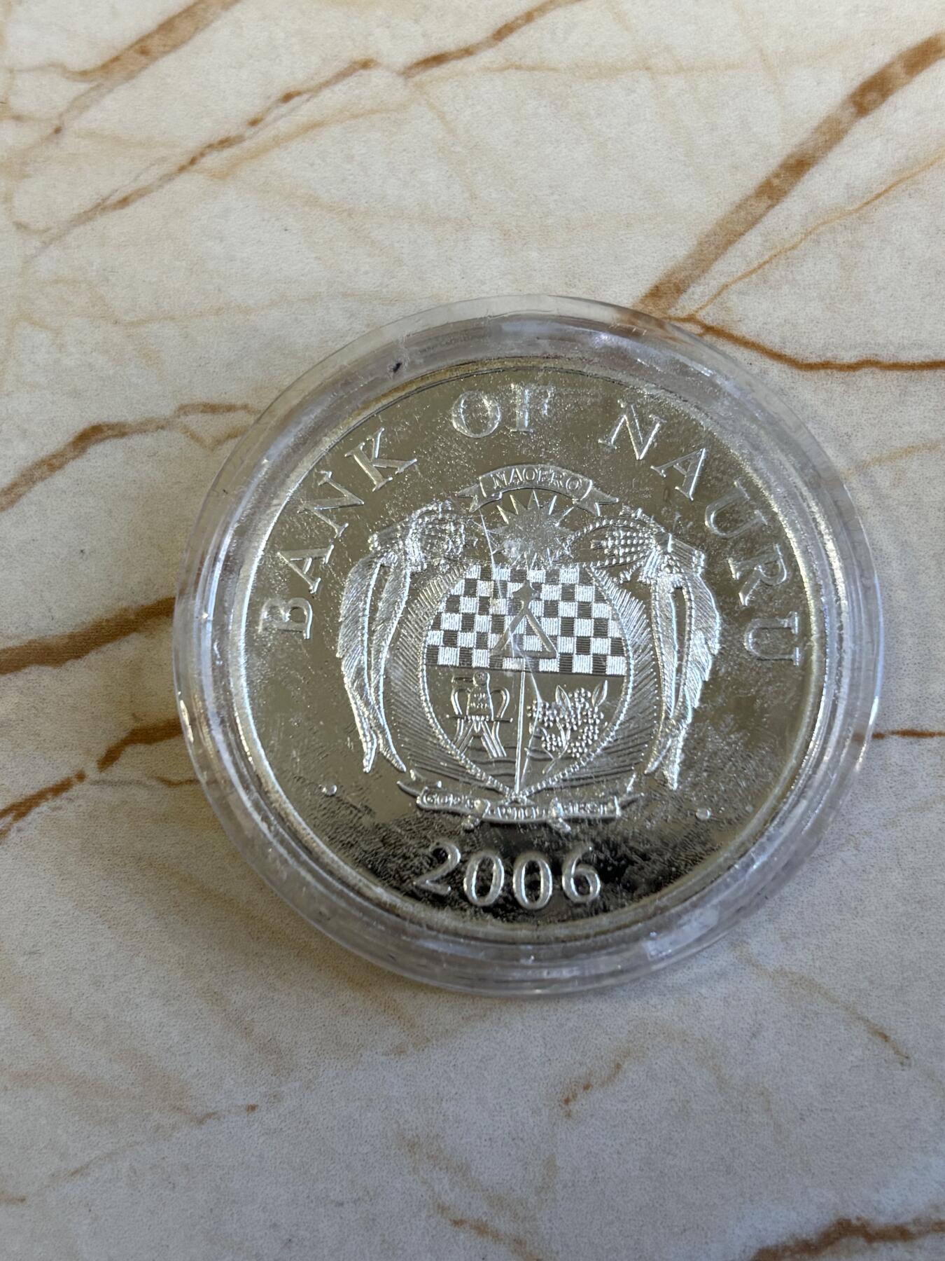 第196期拍卖 瑙鲁2006年 欧洲地标-西班牙圣地亚哥主教座堂立体部分镀金精制银币， 1盎司，999银 发行量：2000枚，塑料盒有瑕疵