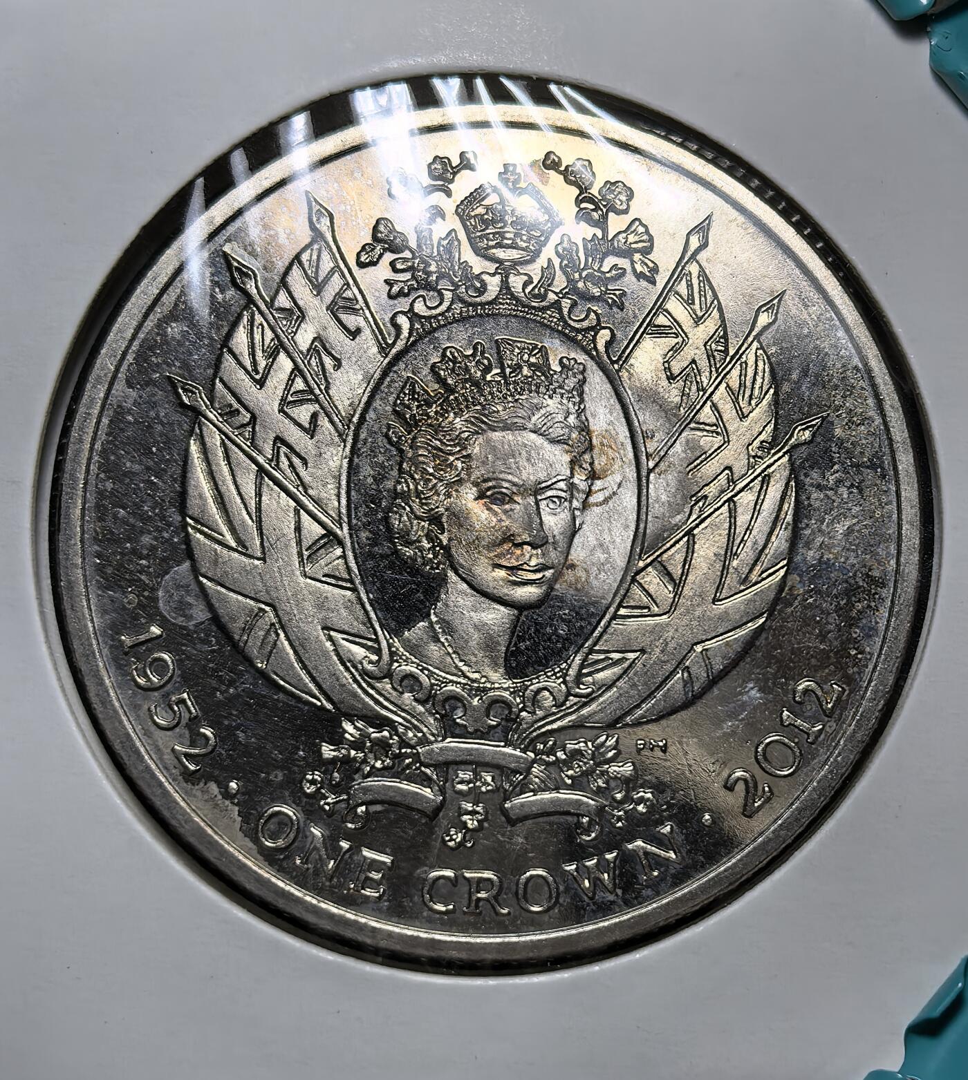 外国优质银币克朗币纪念章，每周六晚九点倒数截拍，满百包邮可寄存，持续收拍 福克兰群岛2012年伊丽莎白二世登基钻禧 1 克朗纪念币，铭刻 1952-2012，以女王肖像与王室纹章纪念其在位 60 周年，见证英联邦海外领地的王室纪念传统。